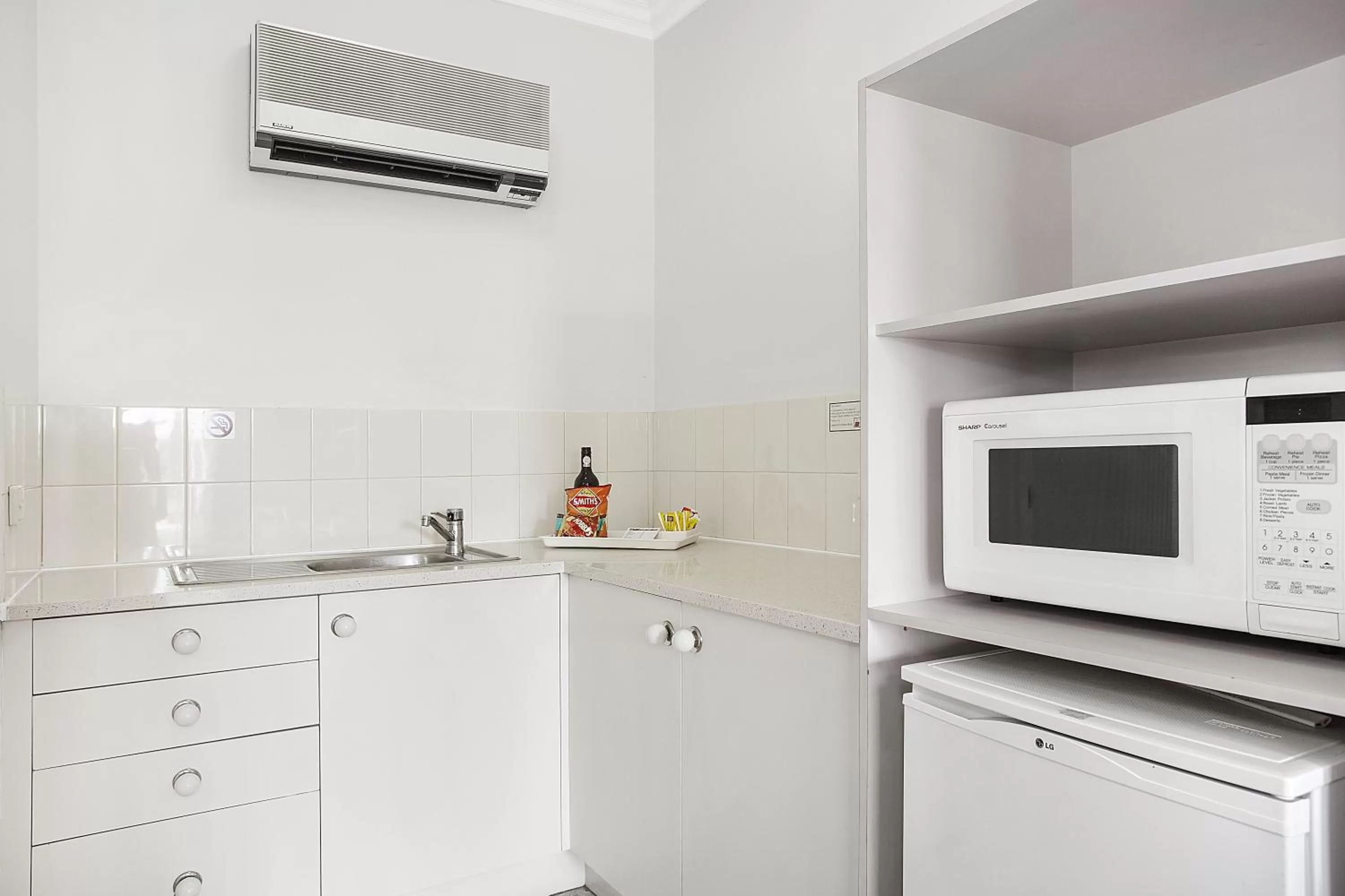 Kitchen or kitchenette in Coopers Colonial Motel