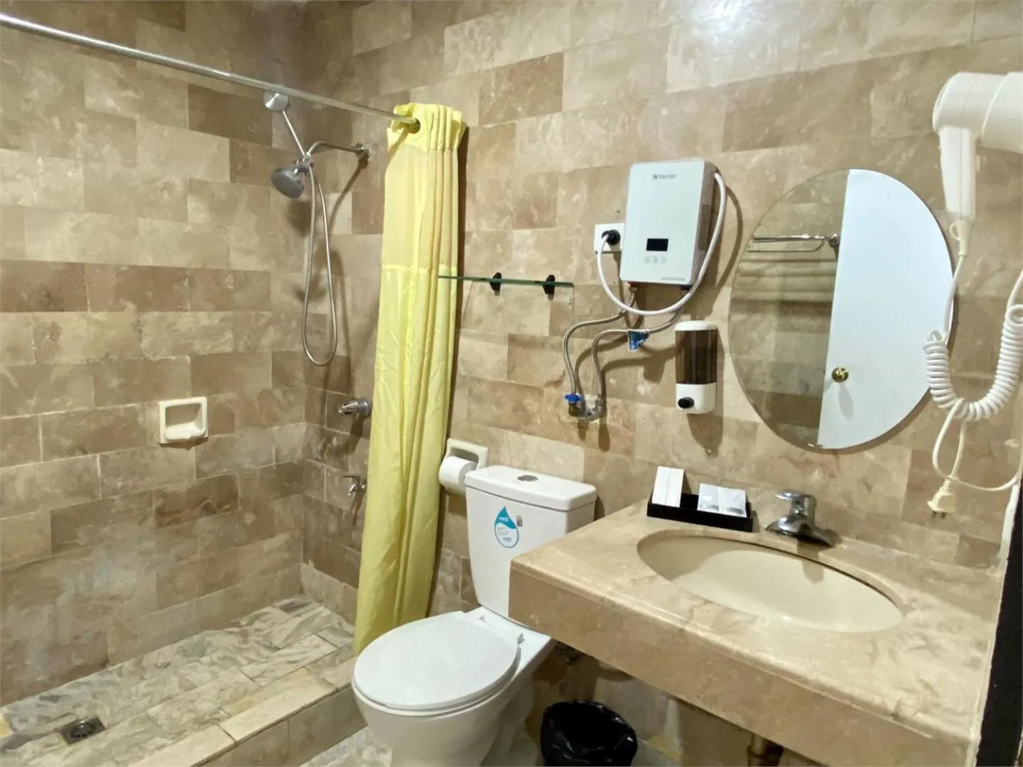 Shower in White Knight Hotel Intramuros