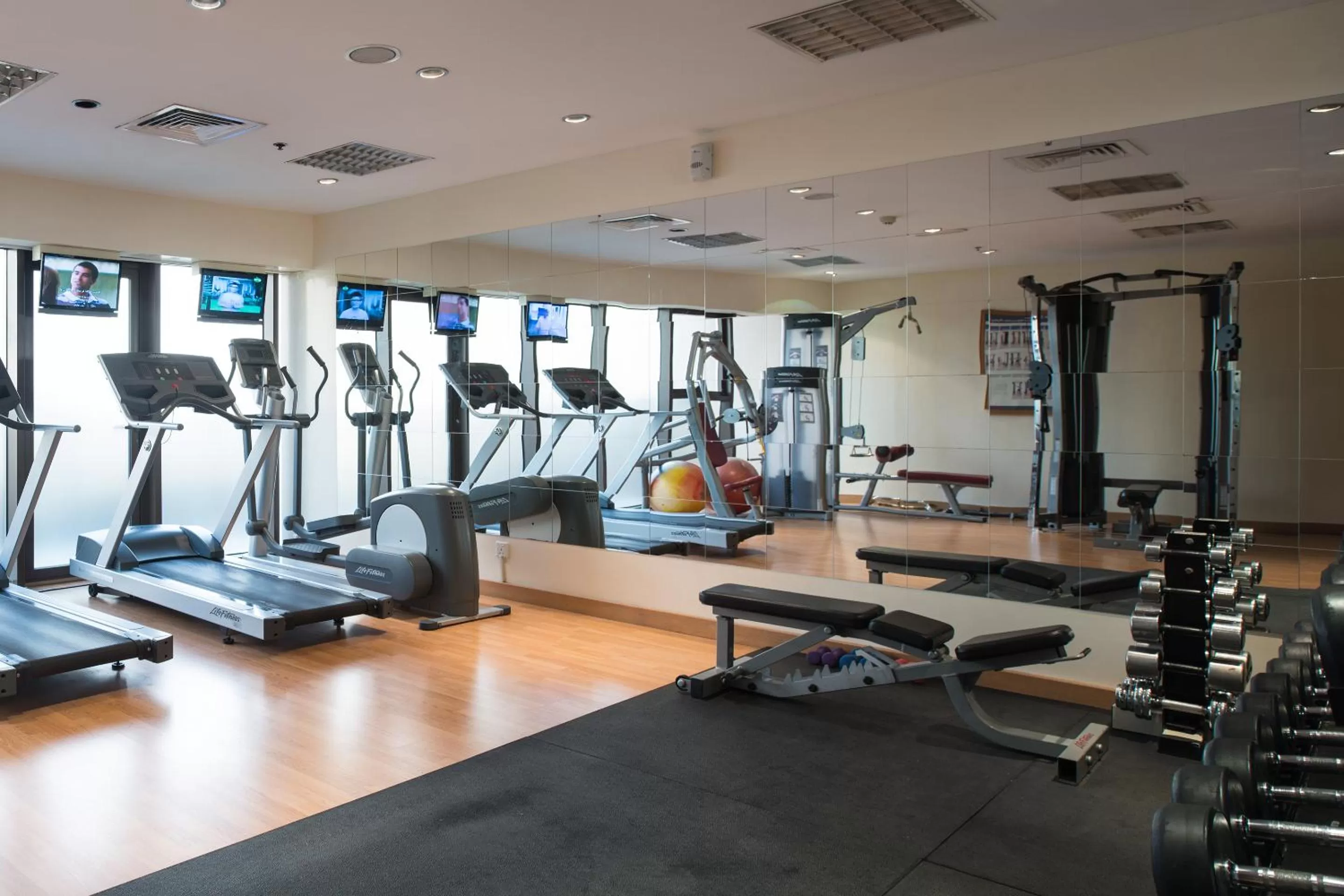 Fitness centre/facilities in Majestic City Retreat Hotel
