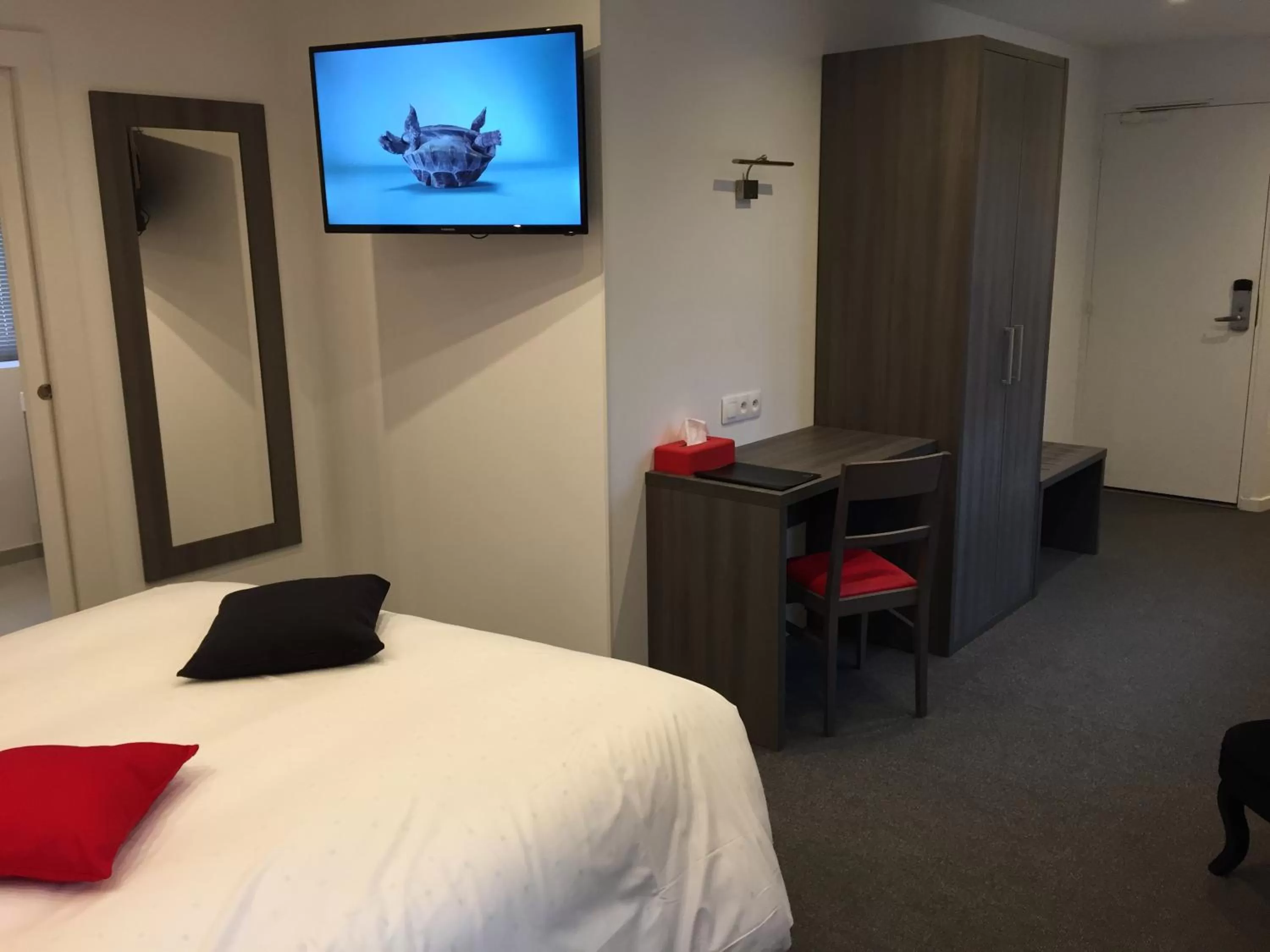 Photo of the whole room, Bed in Le Beverl'inn