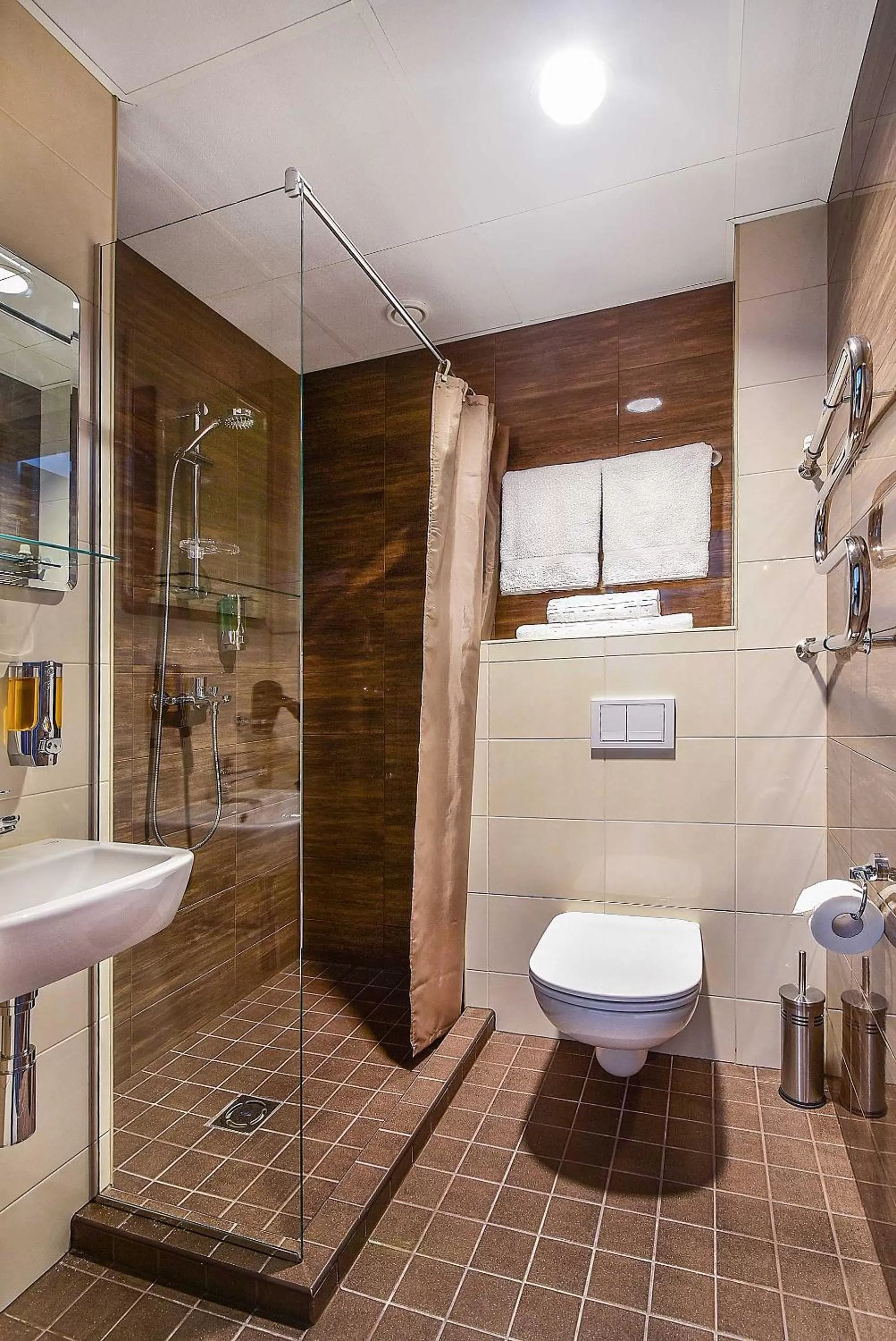 Shower in City Yard Inn Hotel