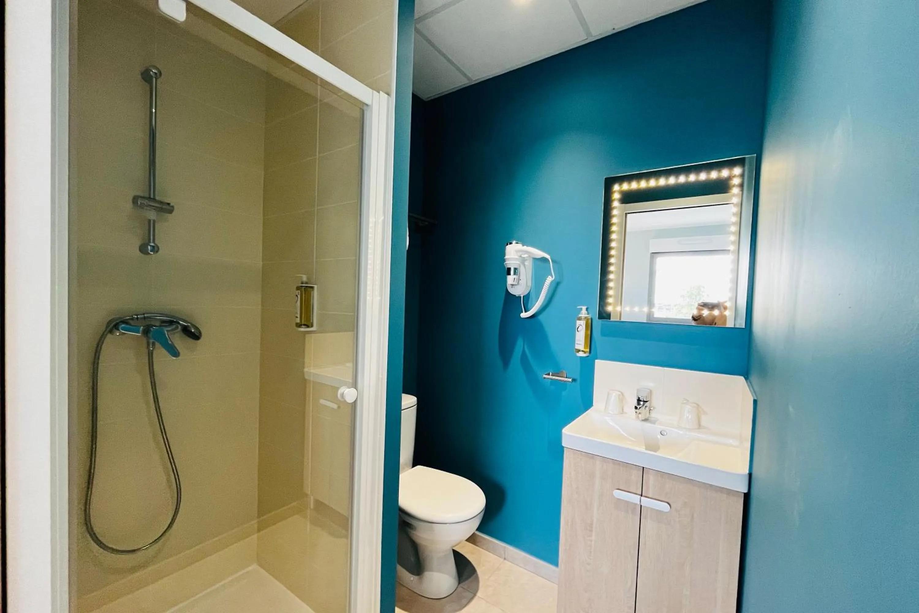 Shower in The Originals Access, Hôtel les Iris, Berck-sur-Mer