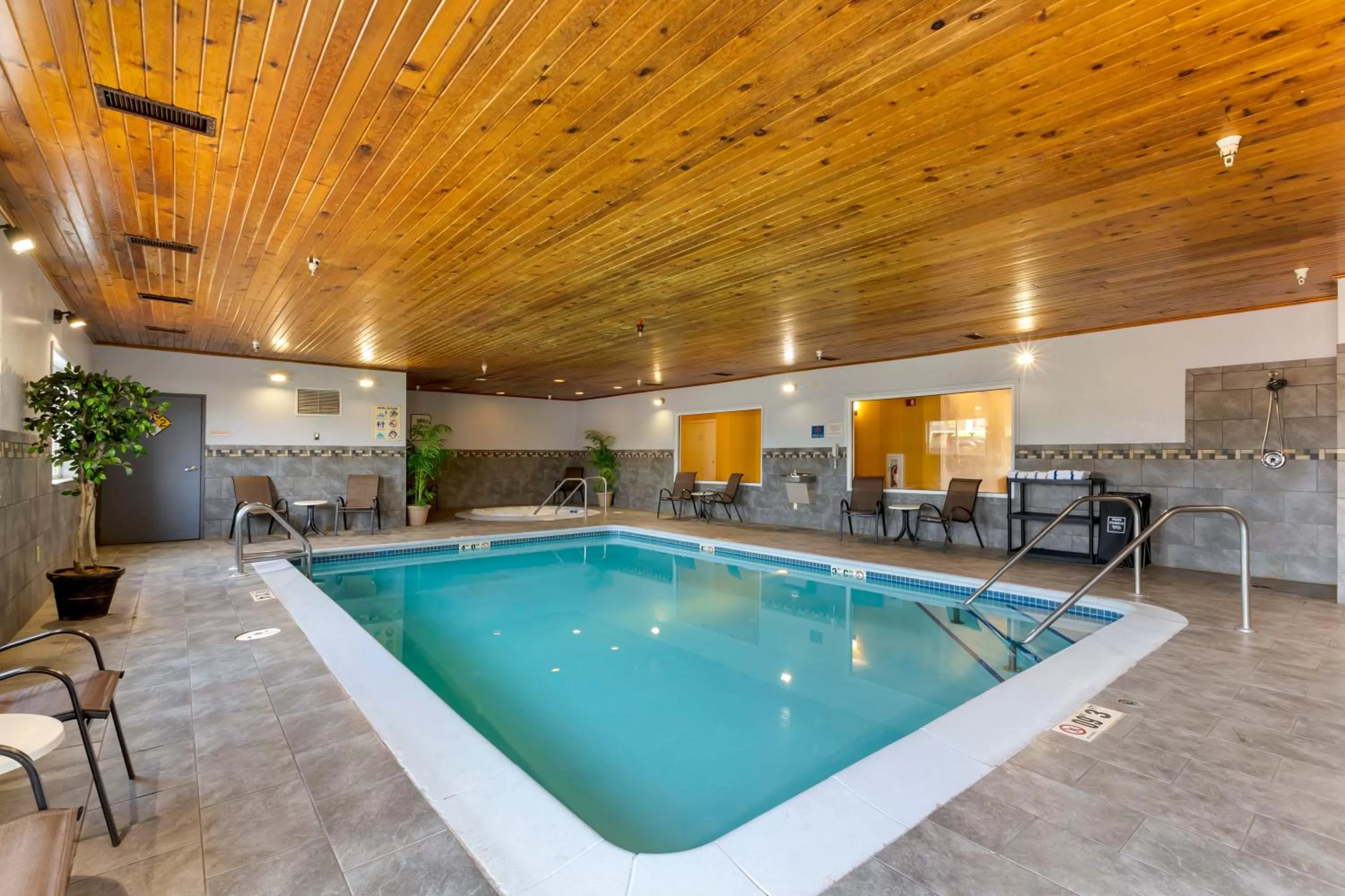Swimming pool in Quality Inn & Suites Keokuk North