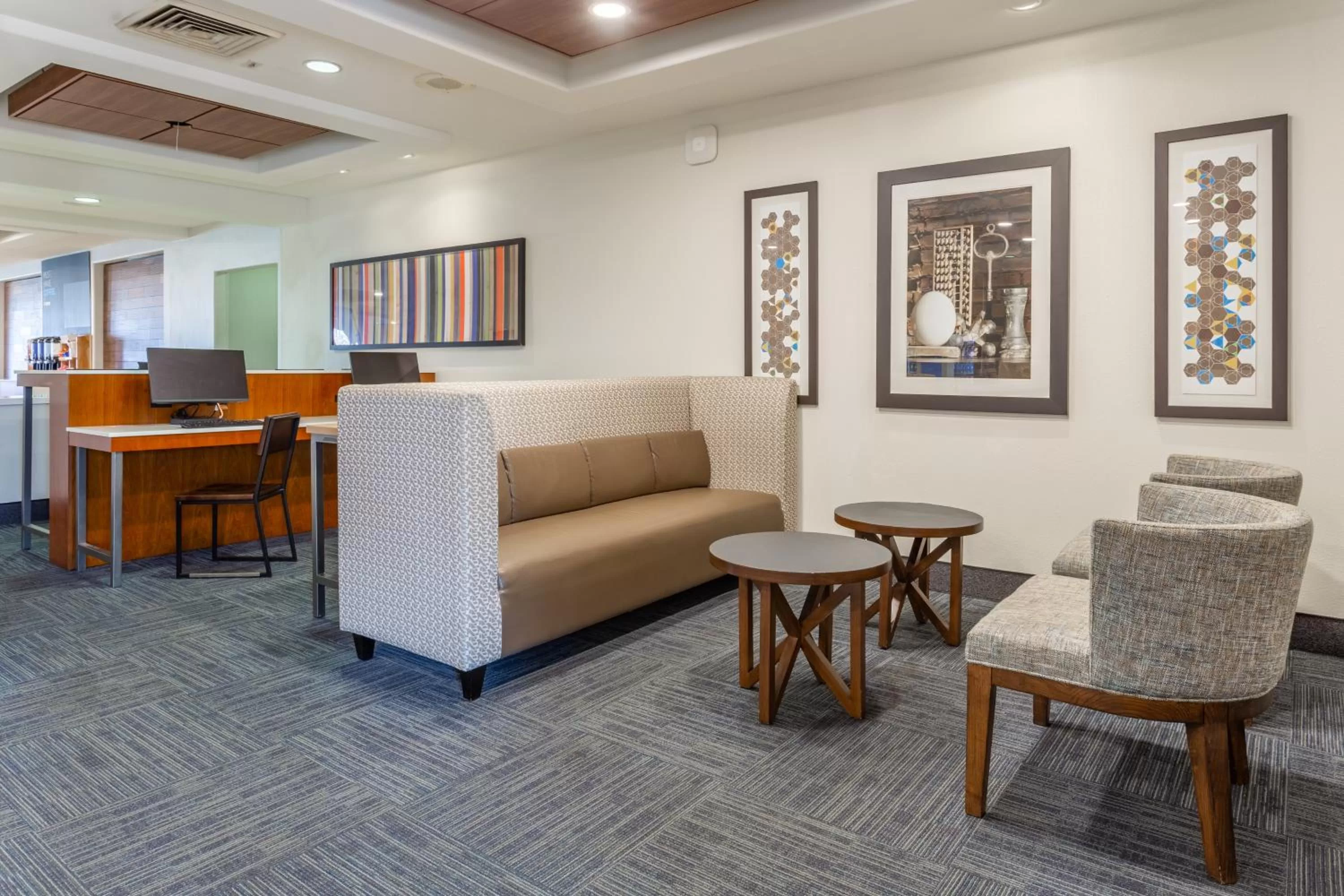 Lobby or reception in Holiday Inn Express Rockford-Loves Park by IHG