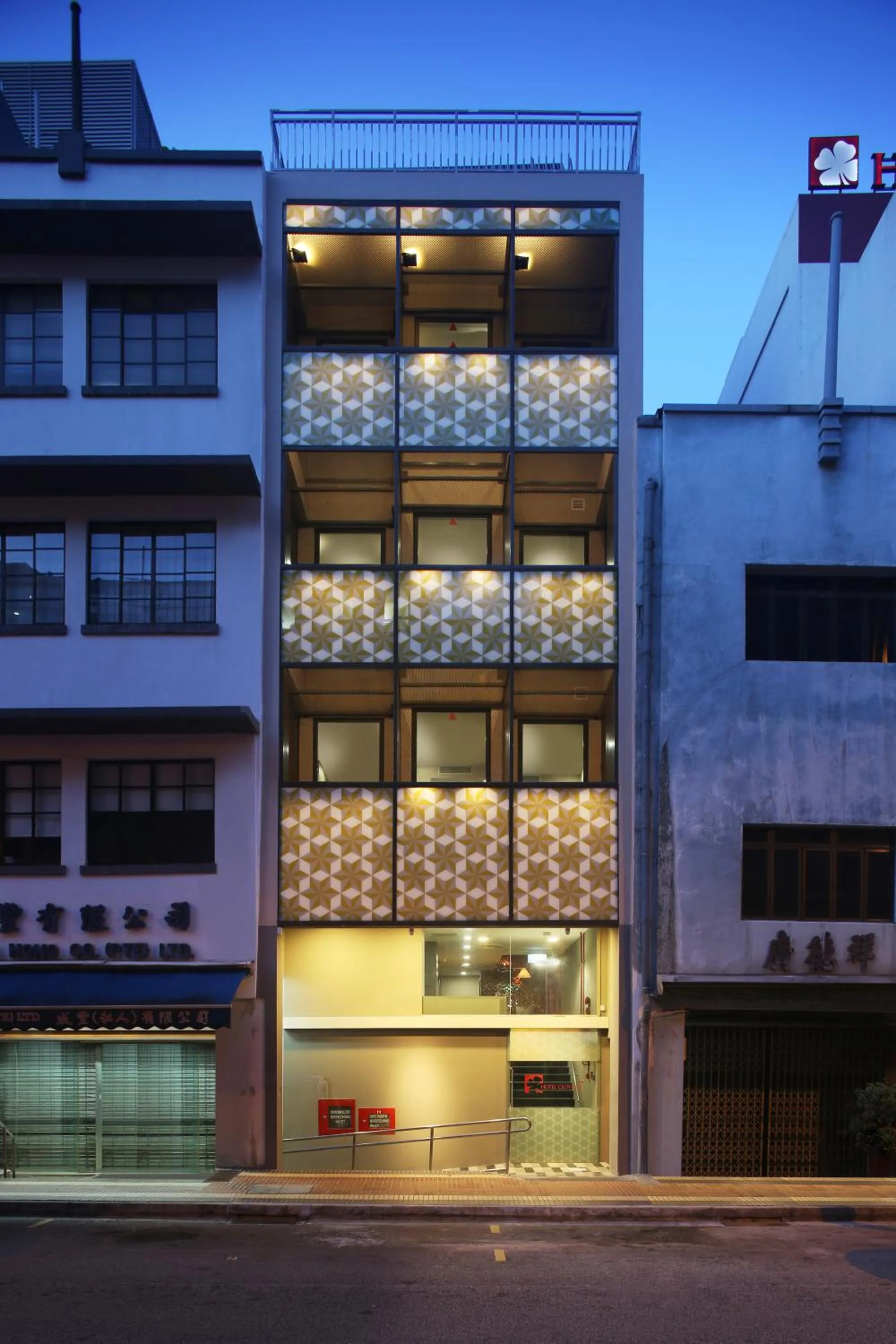 Facade/entrance in Hotel Clover 7