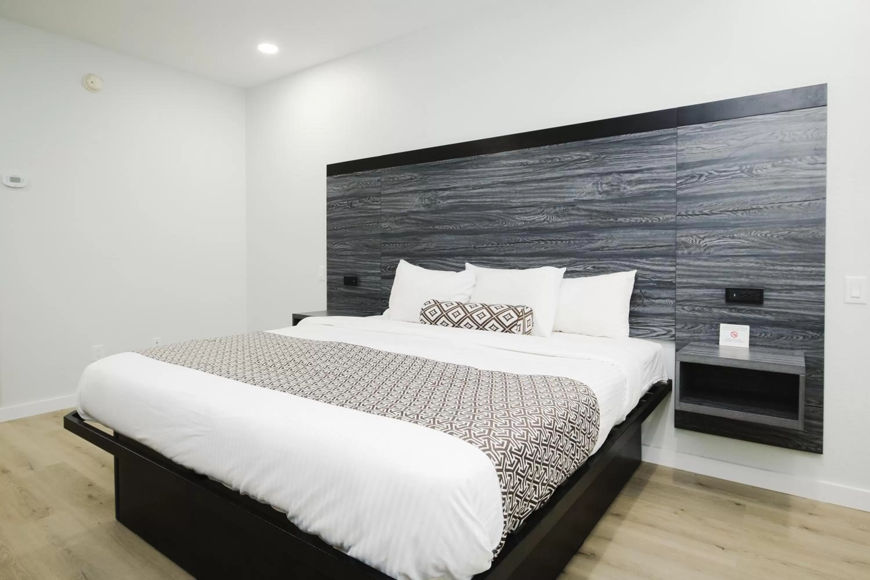 Bed in Sapphire Inn & Suites