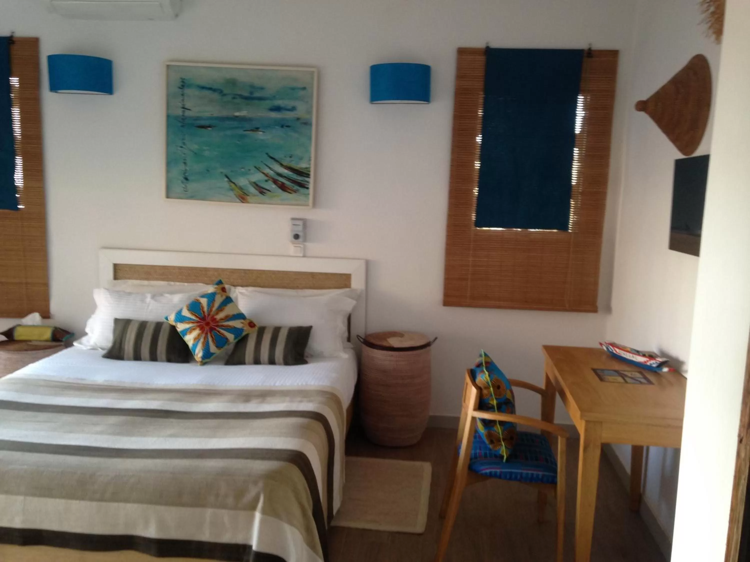 Photo of the whole room, Bed in Nyéléni maison sahel