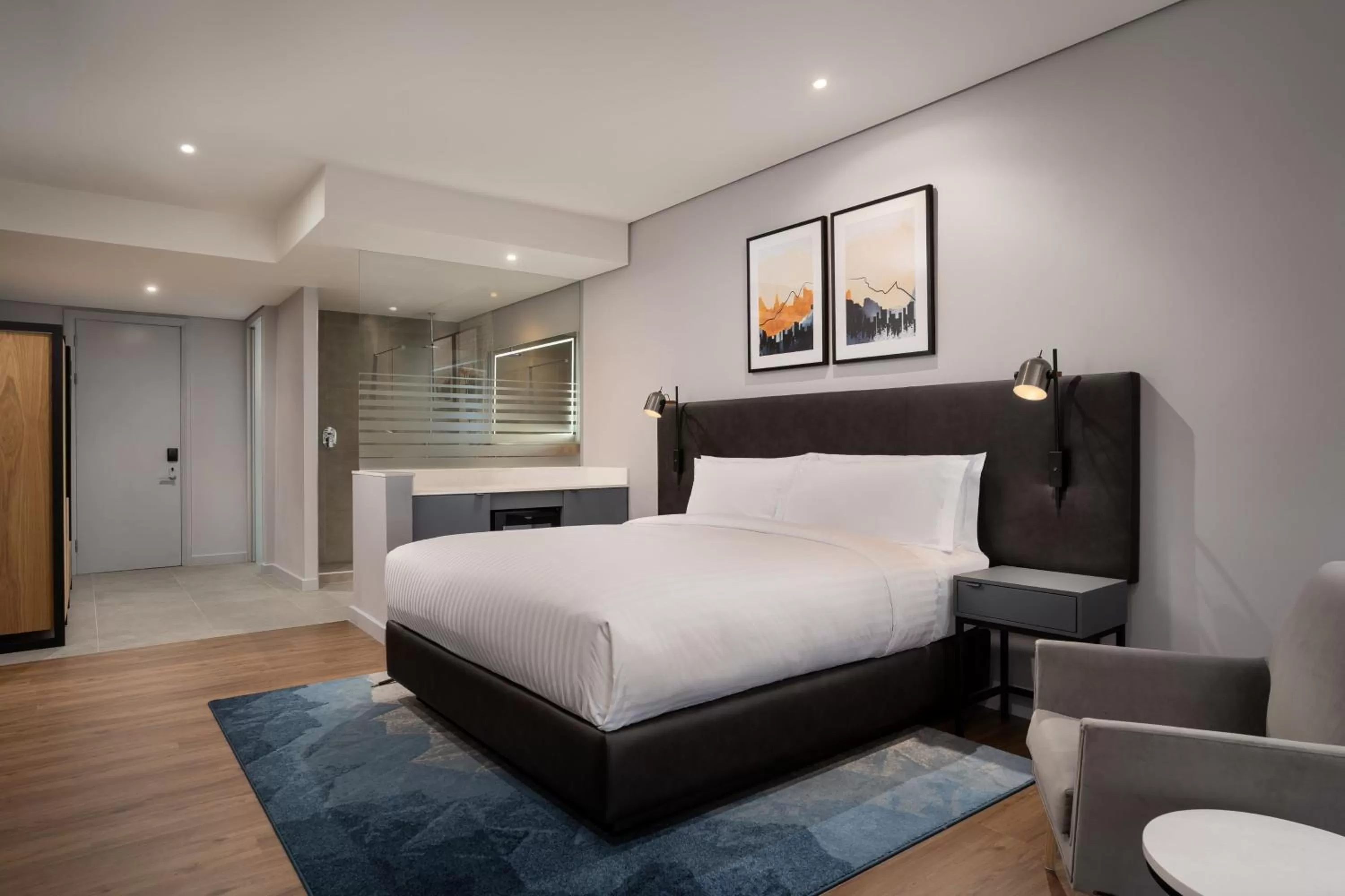 Photo of the whole room, Bed in Cape Town Marriott Hotel Crystal Towers