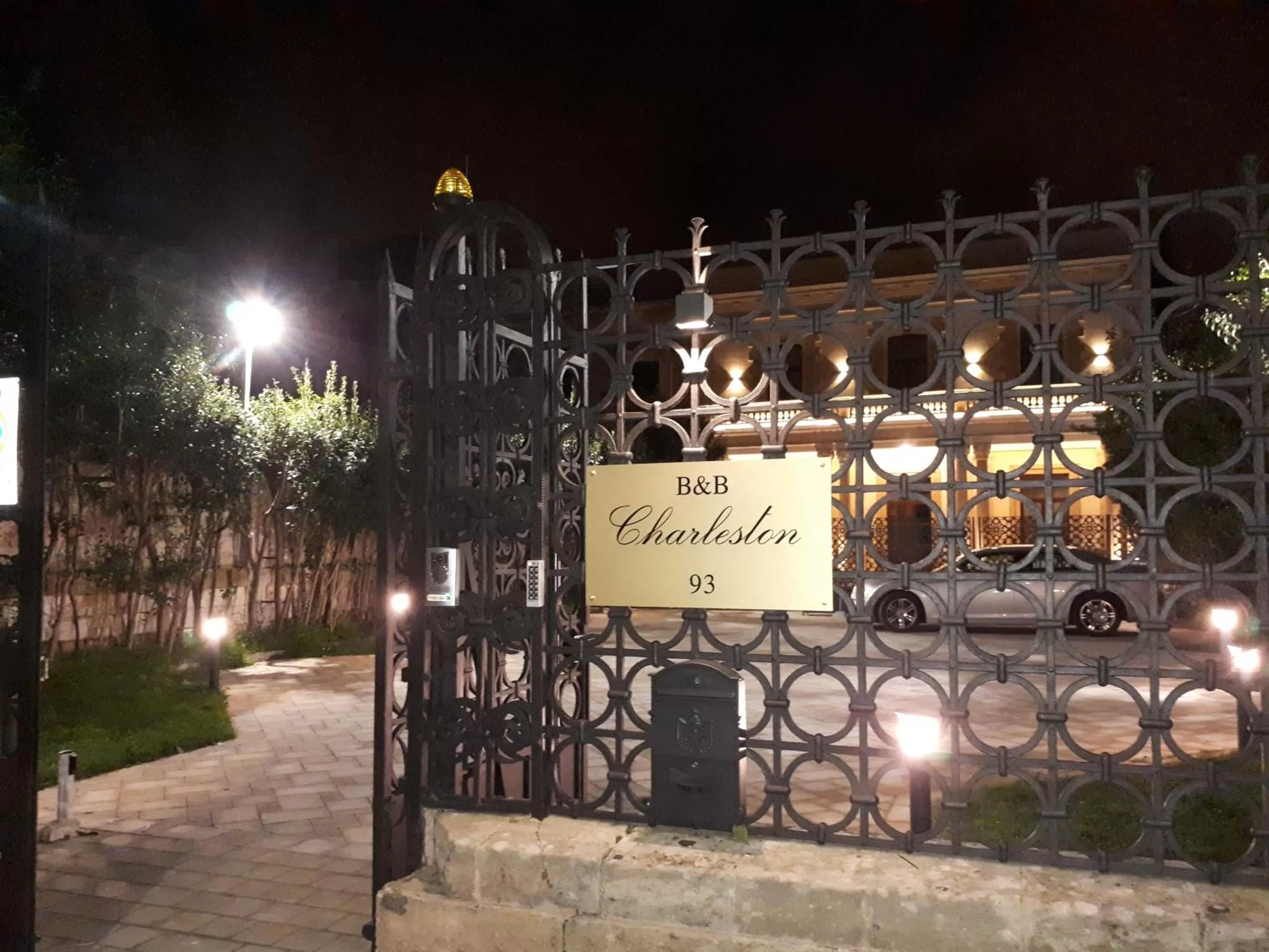 Property building in Dimora Charleston Lecce parcheggio privato in loco gratis