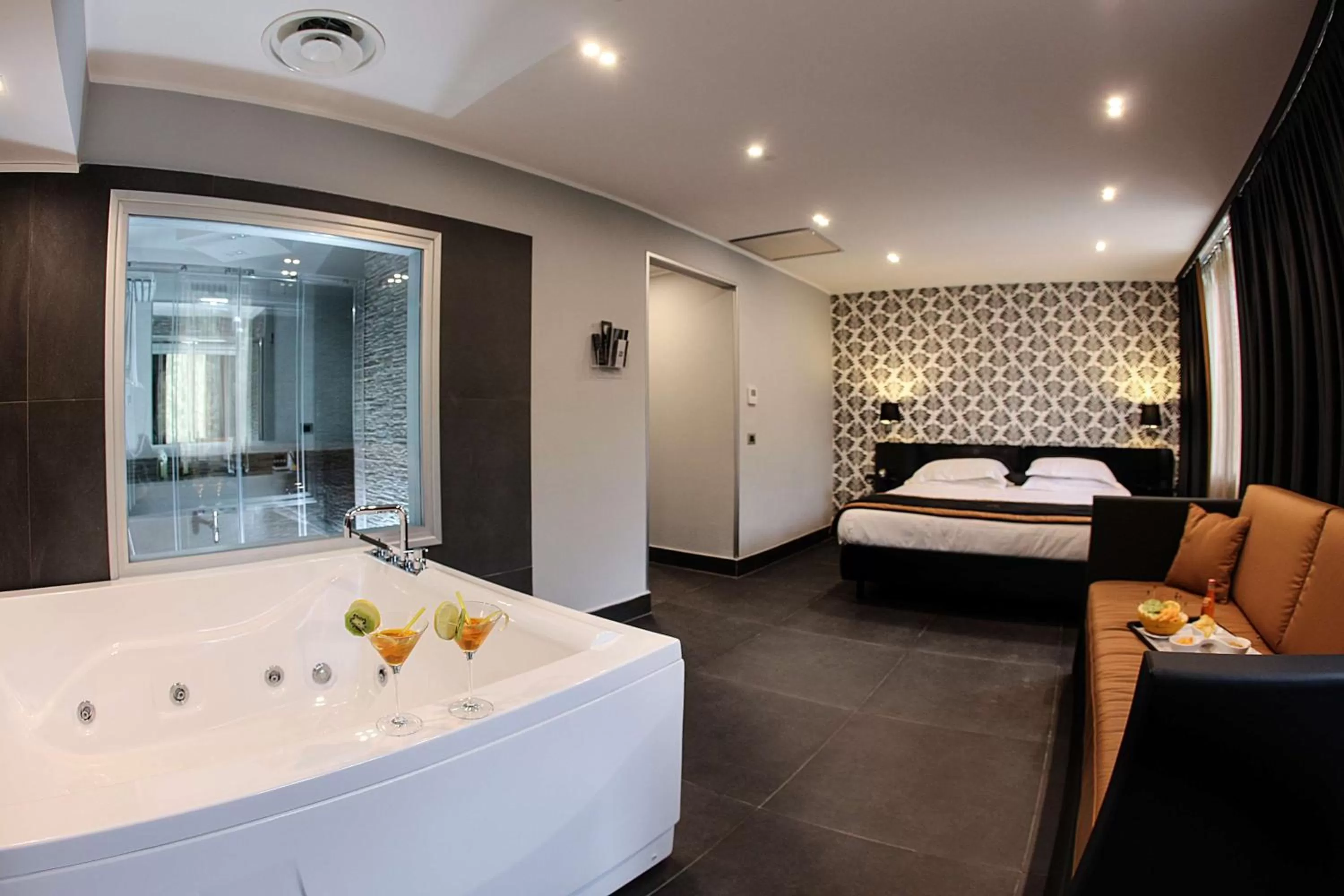 Photo of the whole room, Bed in Best Western JFK Hotel