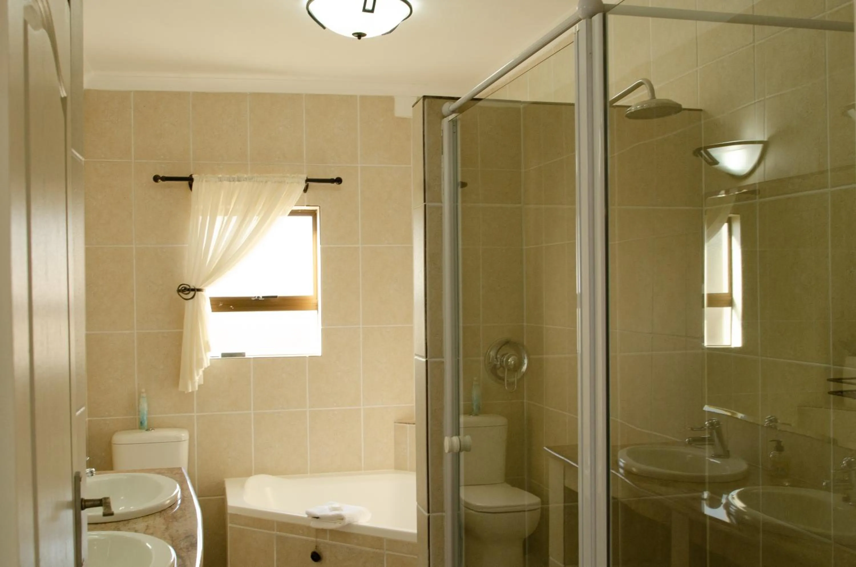 Toilet in Bar-t-nique Guest House