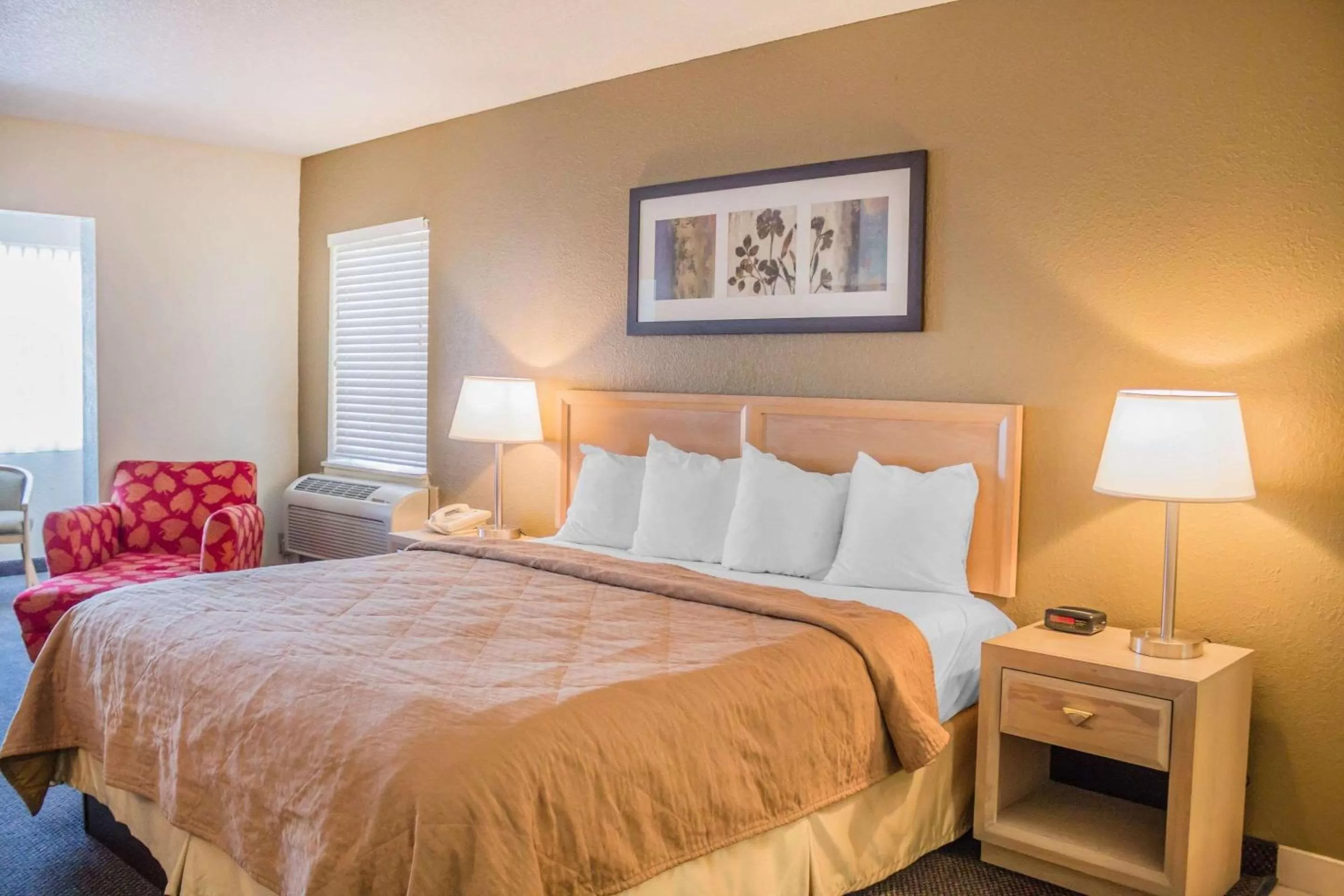 Photo of the whole room, Bed in Quality Inn Port Clinton Waterfront