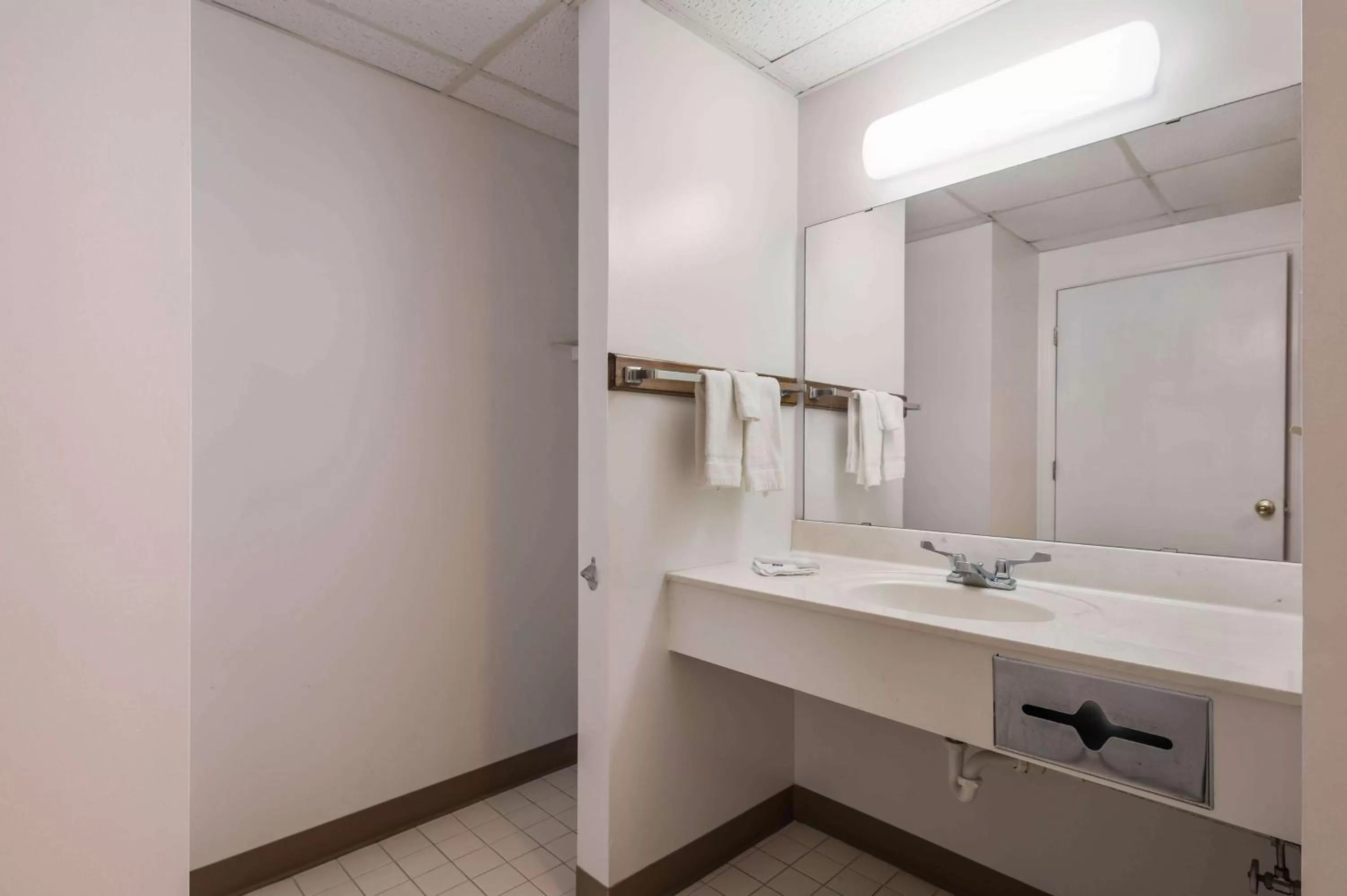 Bathroom in Motel 6-Attalla, AL