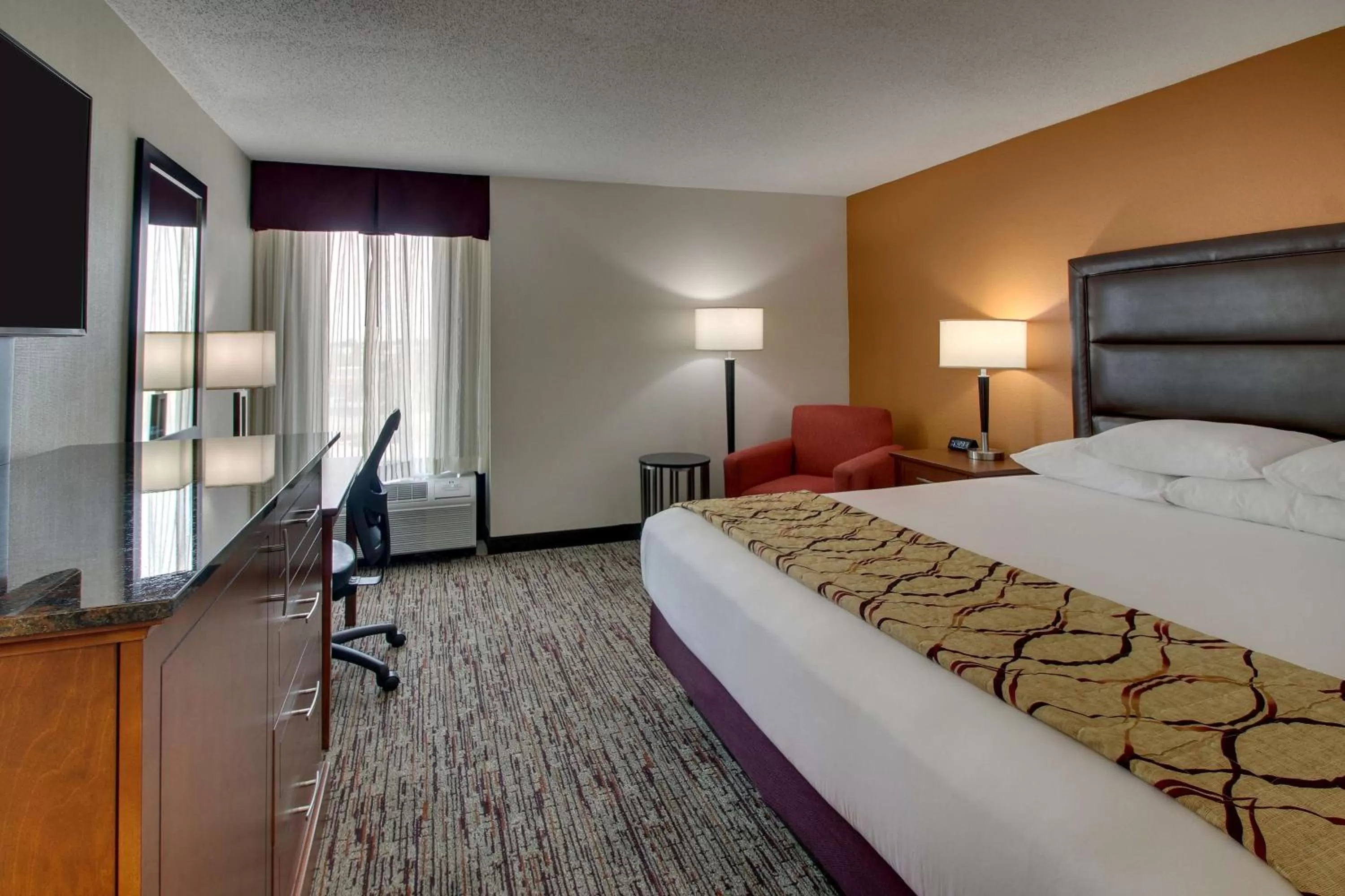 Deluxe King Room - Accessible, Roll-in Shower in Drury Inn & Suites Evansville East
