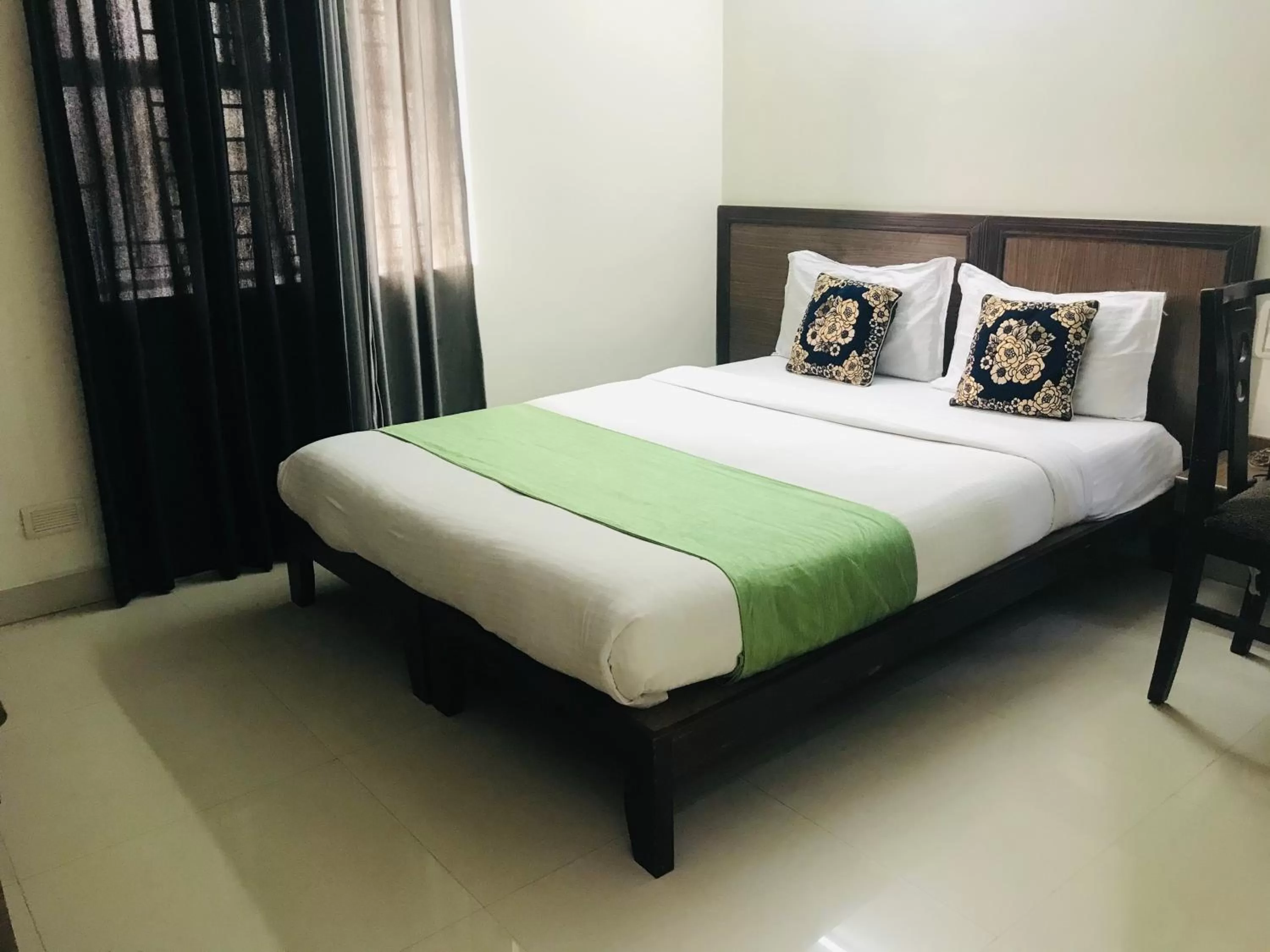 Bed in Hotel Half Moon Chennai