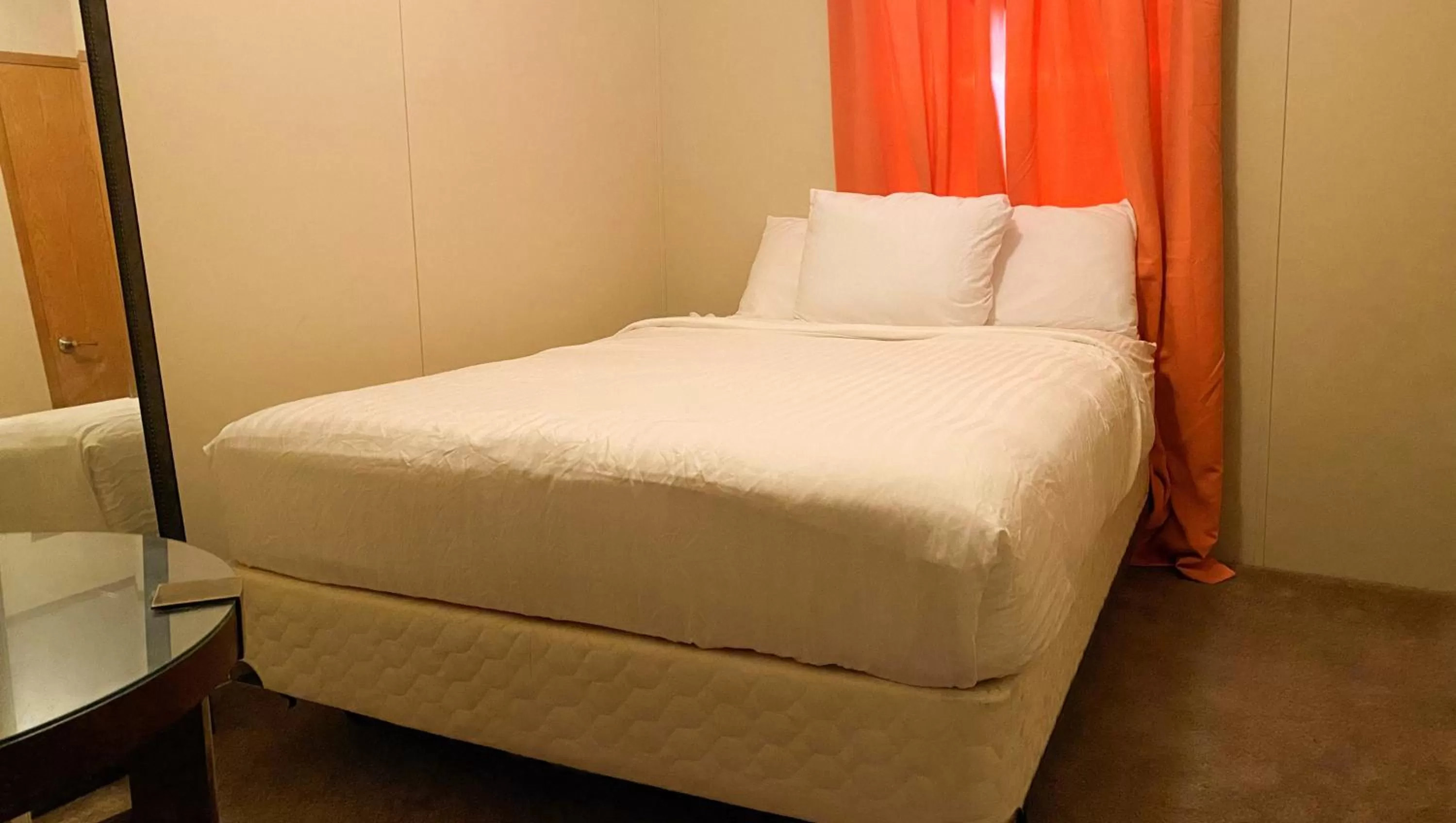 Photo of the whole room, Bed in Ticaboo Lodge