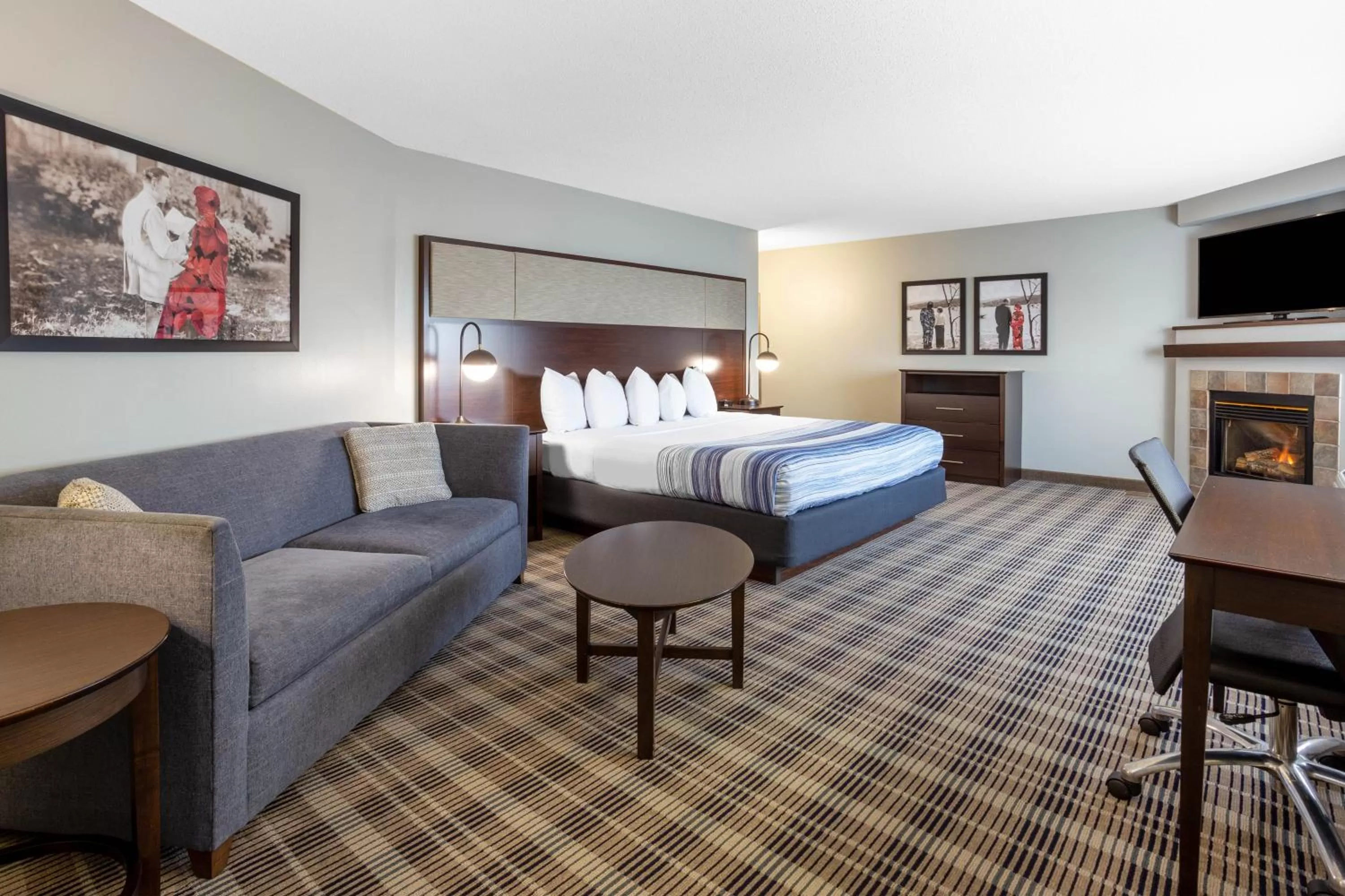 Living room, Bed in AmericInn by Wyndham Madison South