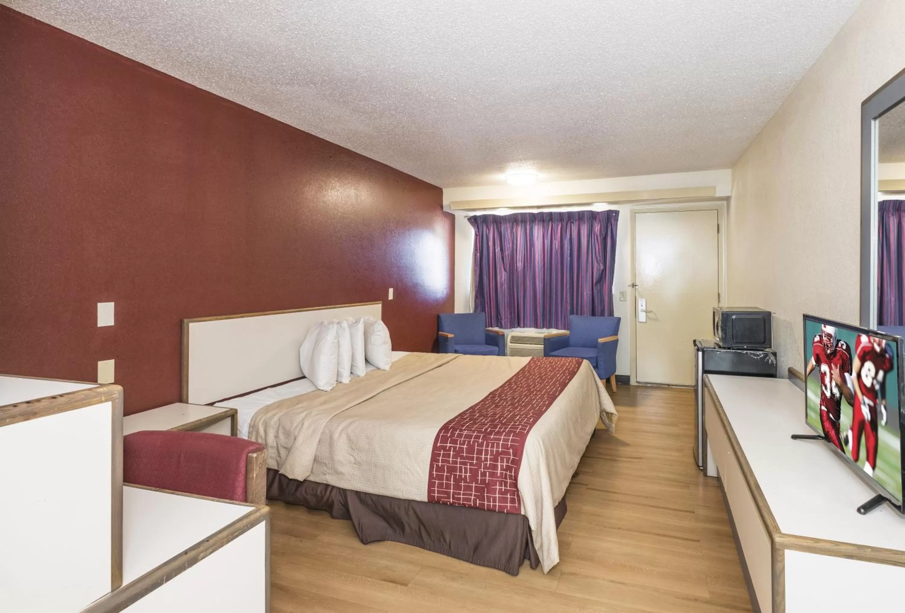 Photo of the whole room, Bed in Red Roof Inn Atlanta-Norcross