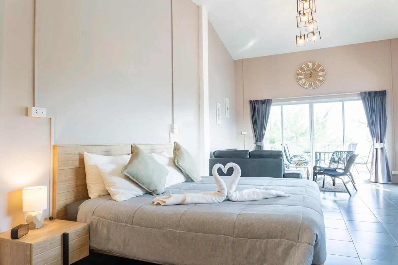 Bed in THE BEACH CHA AM Suites