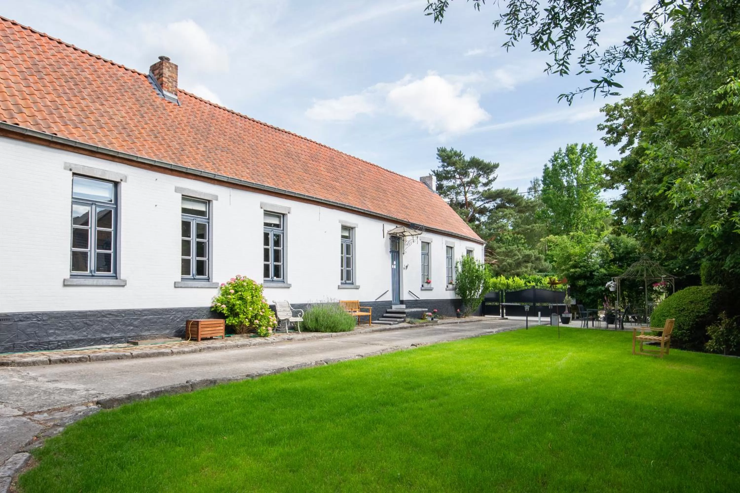 Property building in Au Petit Dragon