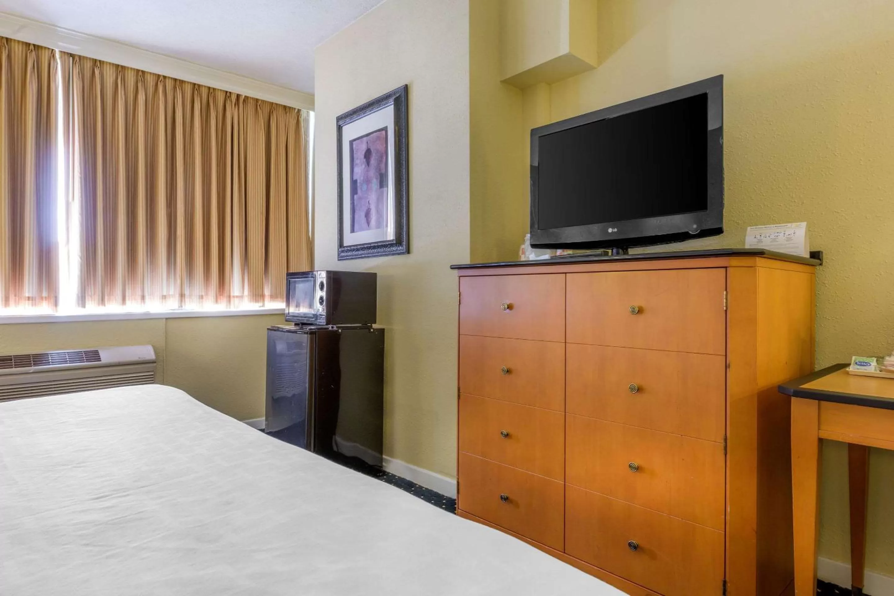 Photo of the whole room, TV/Entertainment Center in Days Inn & Suites by Wyndham Lebanon PA