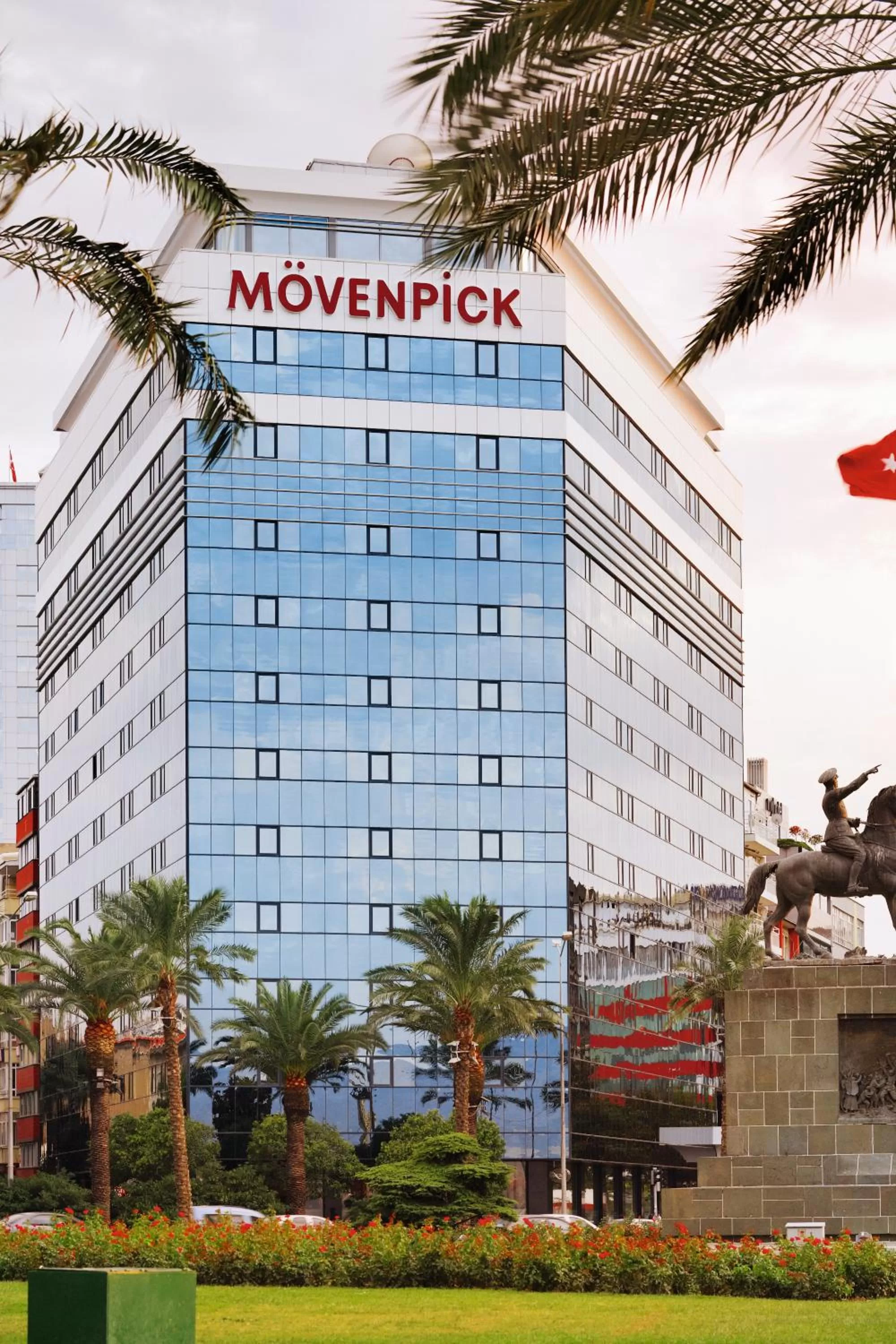 Facade/entrance in Mövenpick Hotel Izmir
