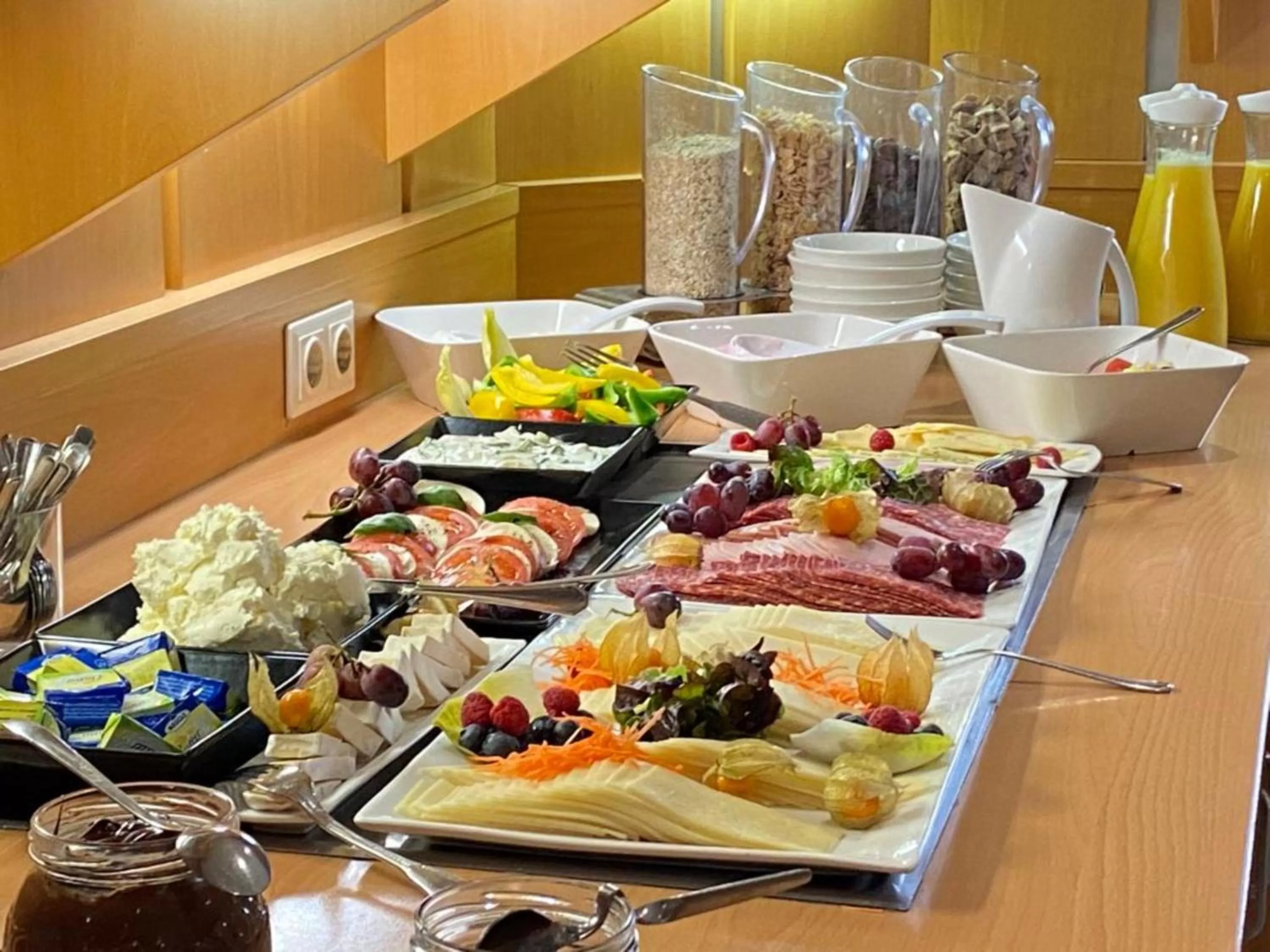 Buffet breakfast in Hotel Am Schlosspark , Wiesbaden