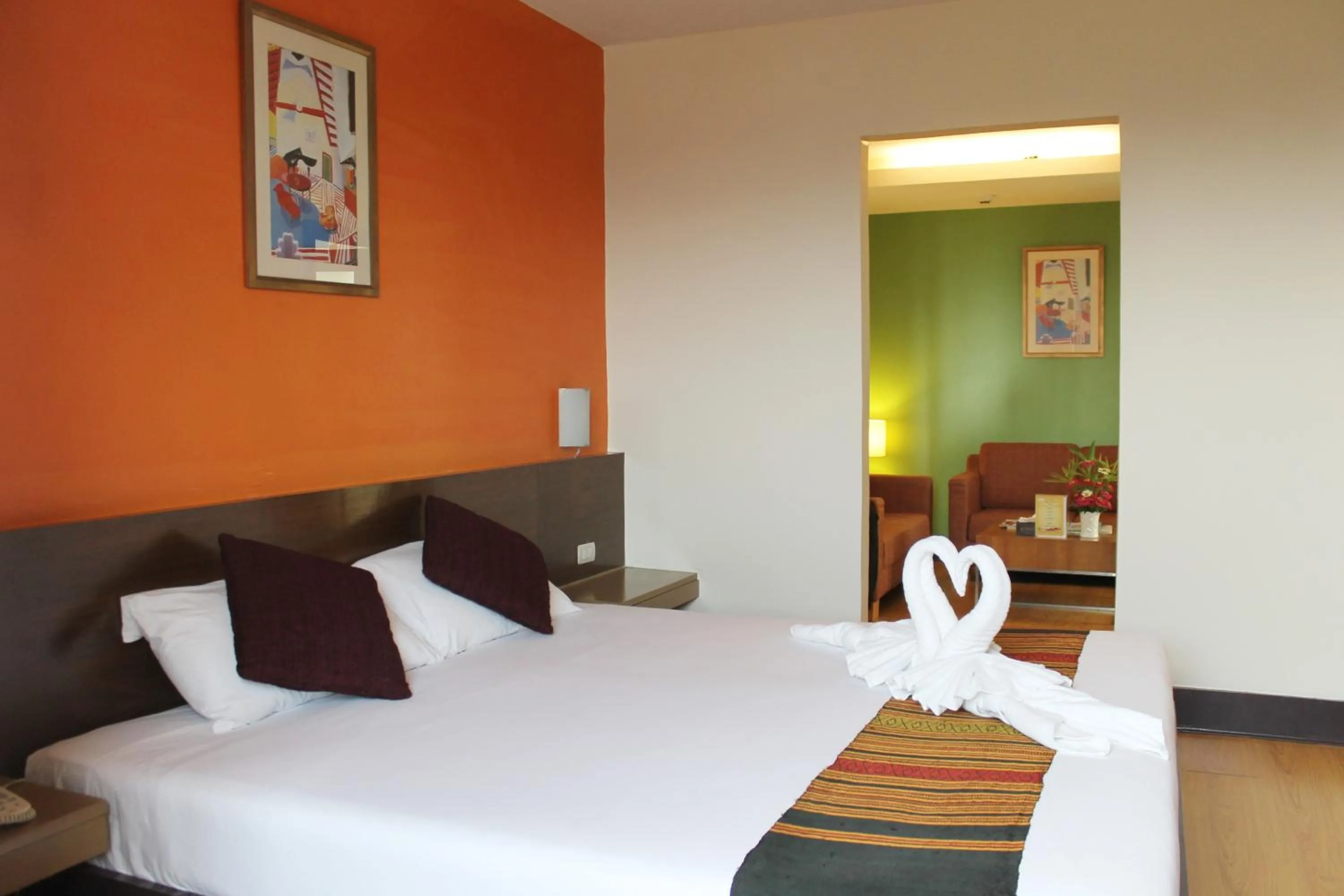 Photo of the whole room, Bed in The Seasons Bangkok Huamark