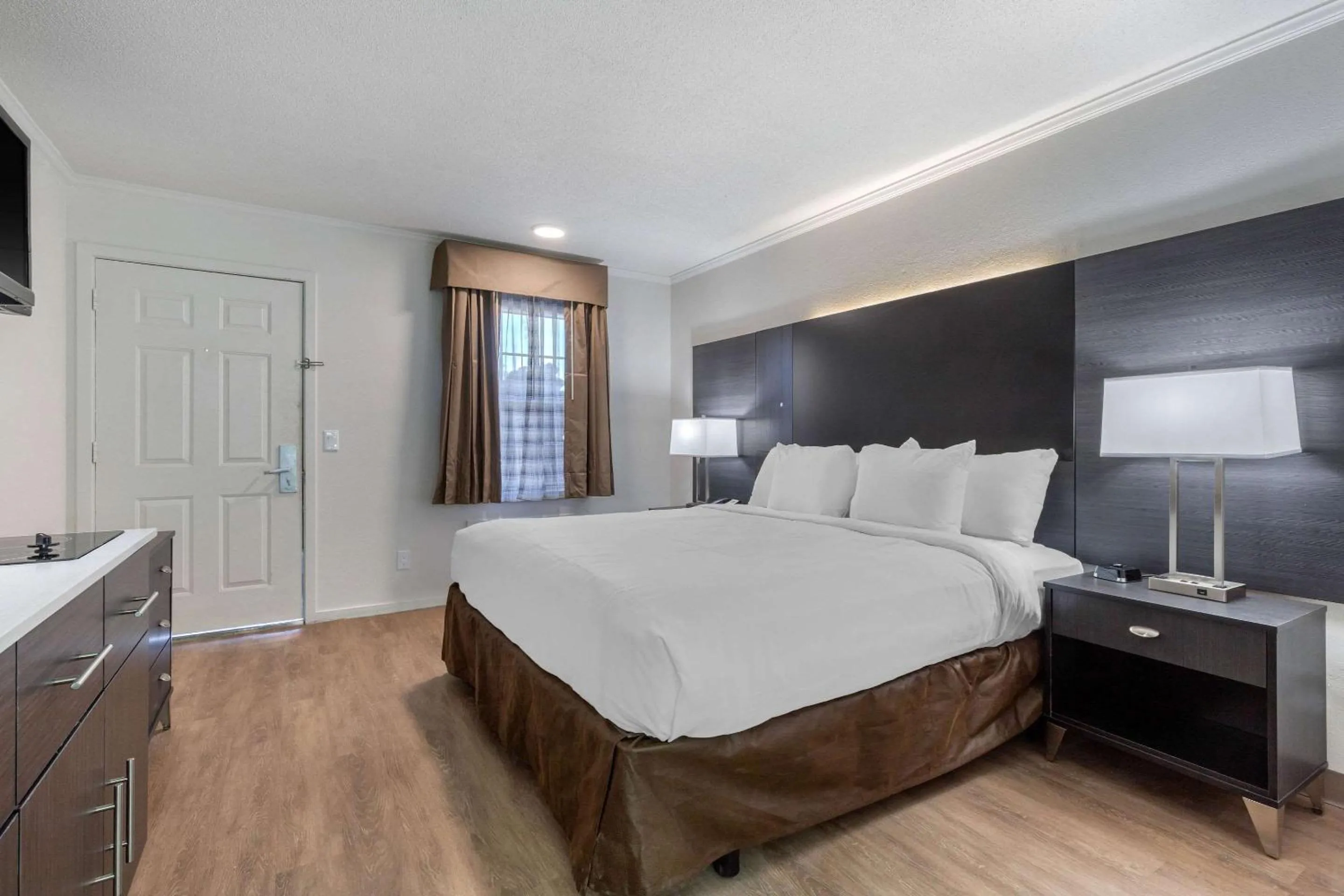 Photo of the whole room, Bed in Suburban Studios at the University