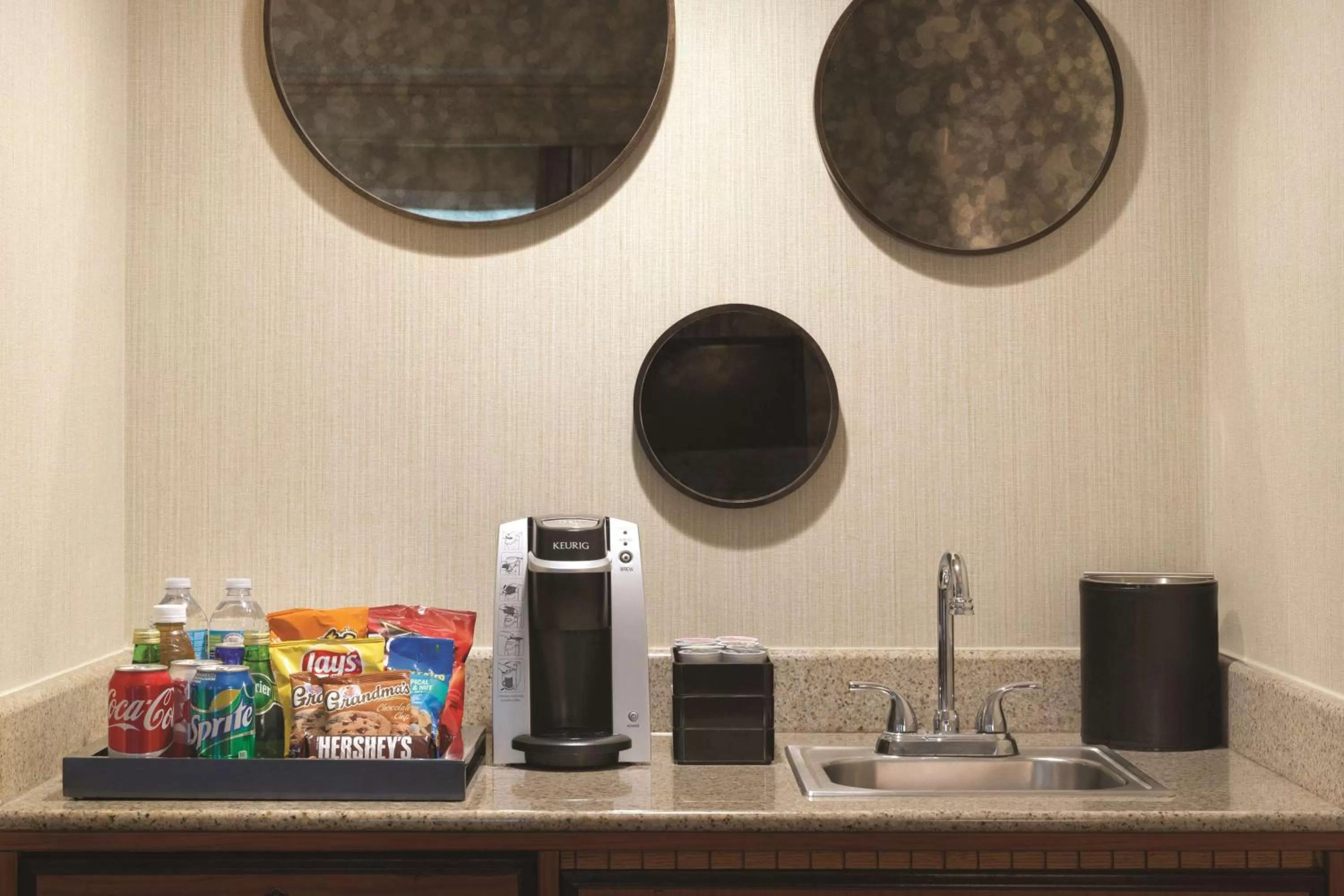 Kitchen or kitchenette in Embassy Suites by Hilton Santa Ana Orange County Airport