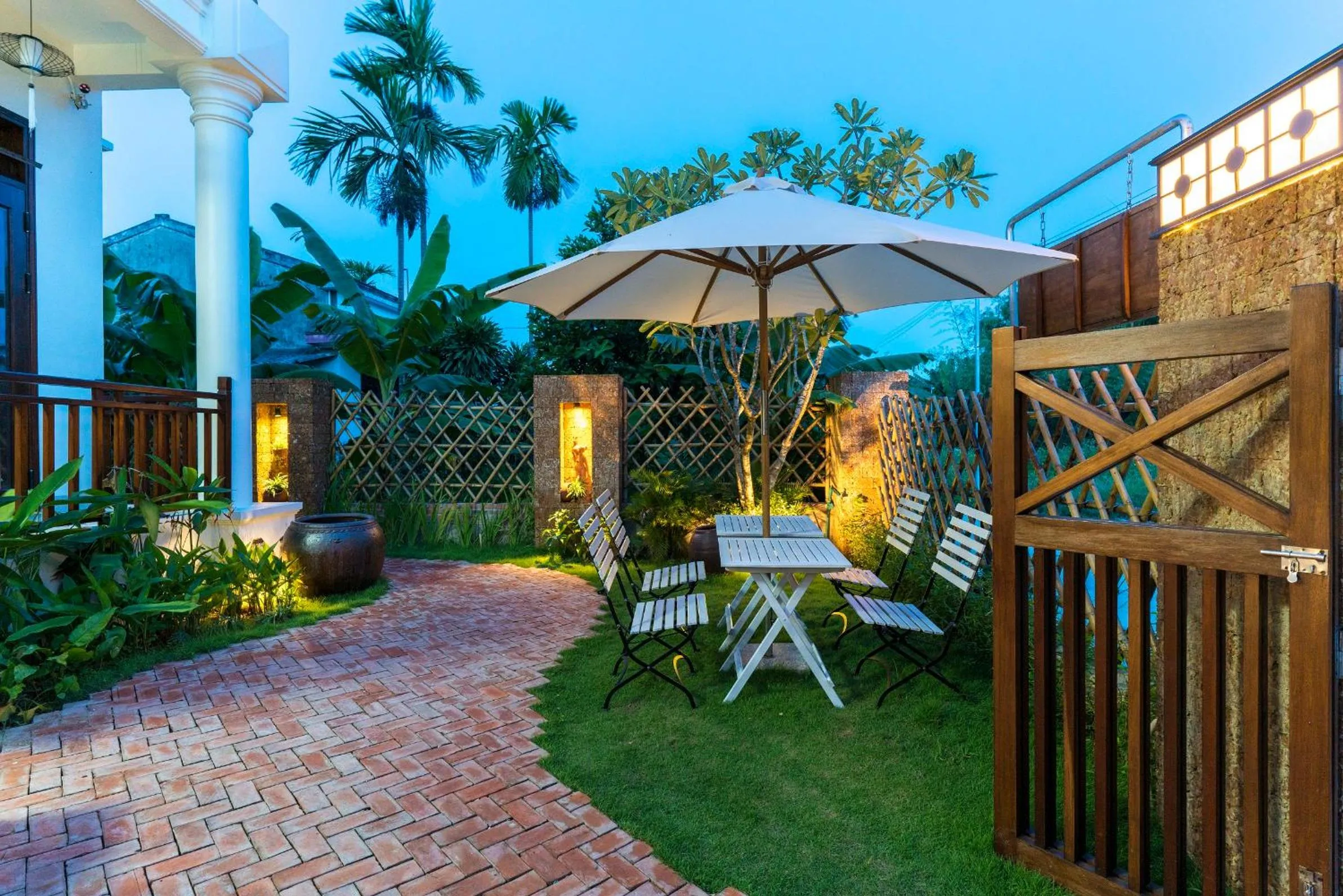 Restaurant/places to eat in Riverside Hamlet Homestay & Villa