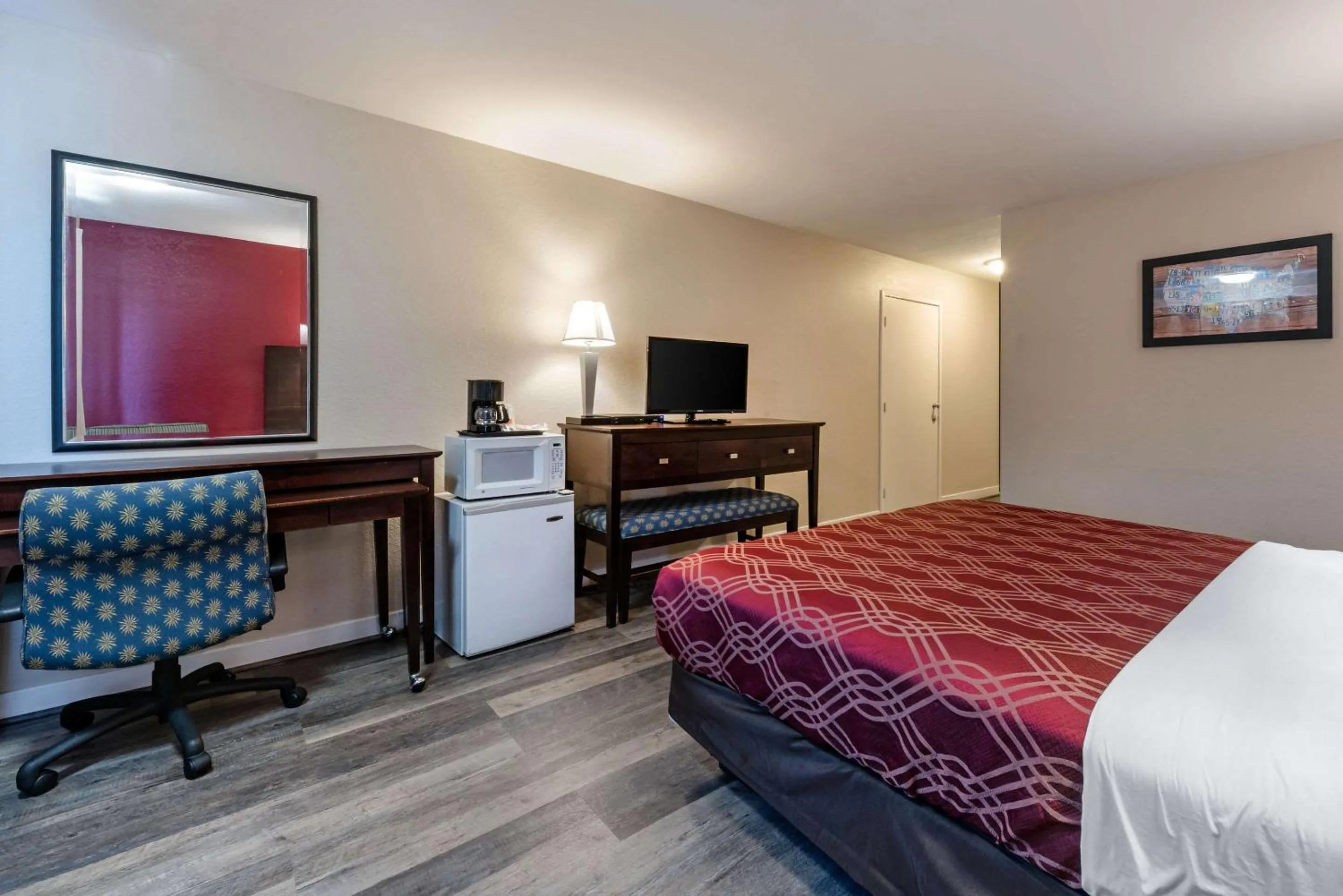 Photo of the whole room, Bed in Bay Breeze Inn