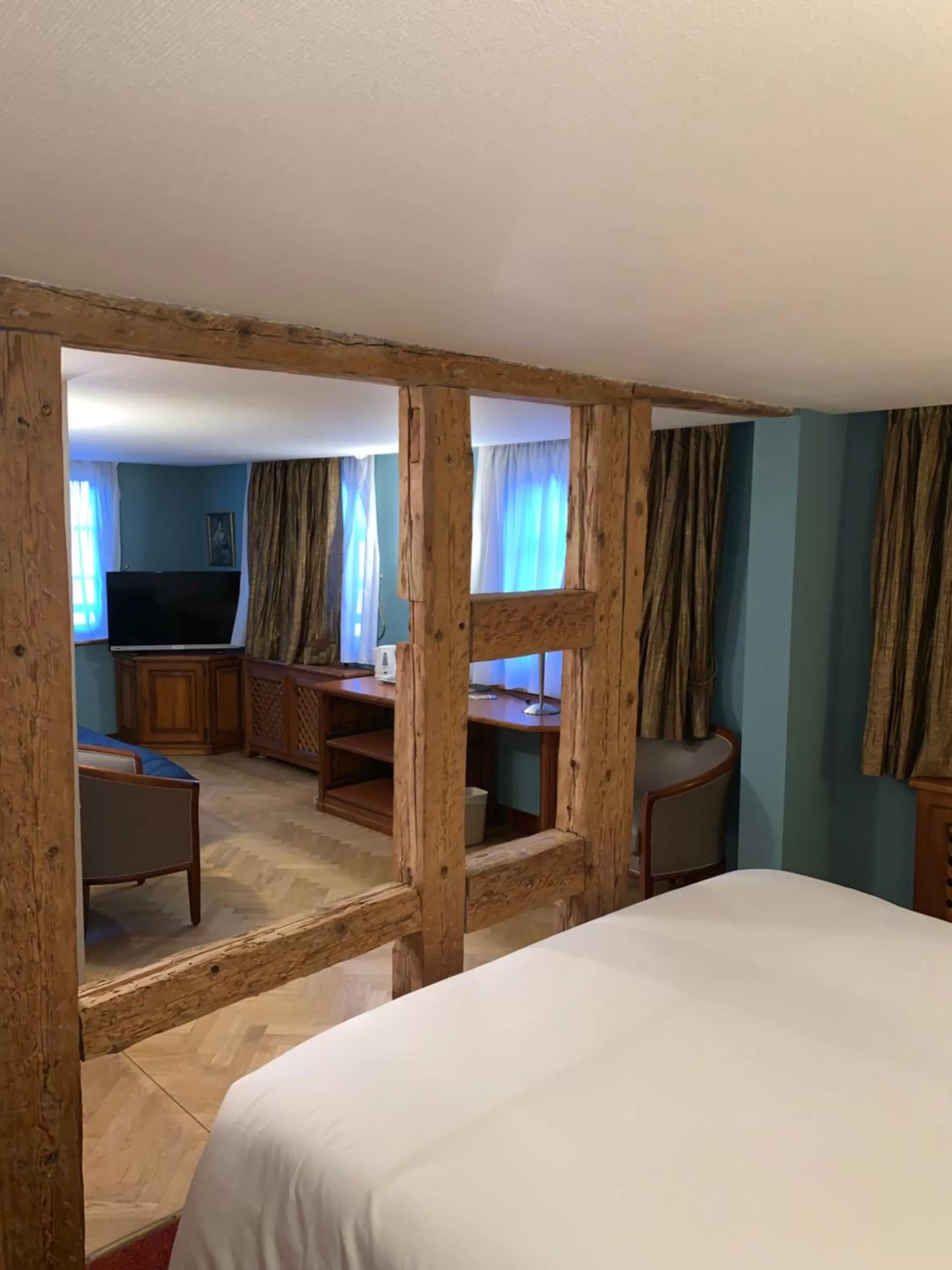 Property building, Bed in Logis Hôtel Restaurant Au Cerf d'Or