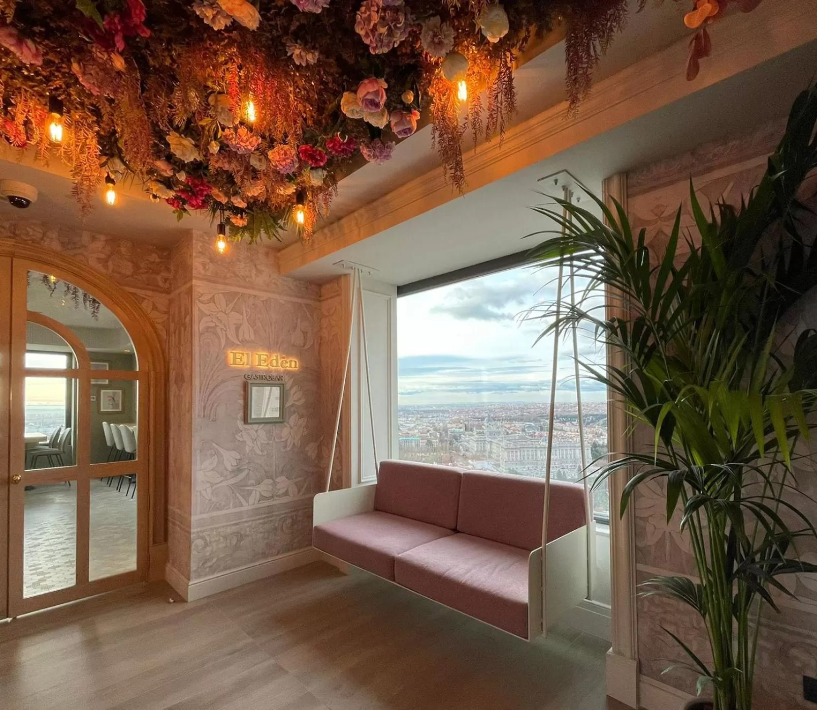 Restaurant/places to eat in Riu Plaza España