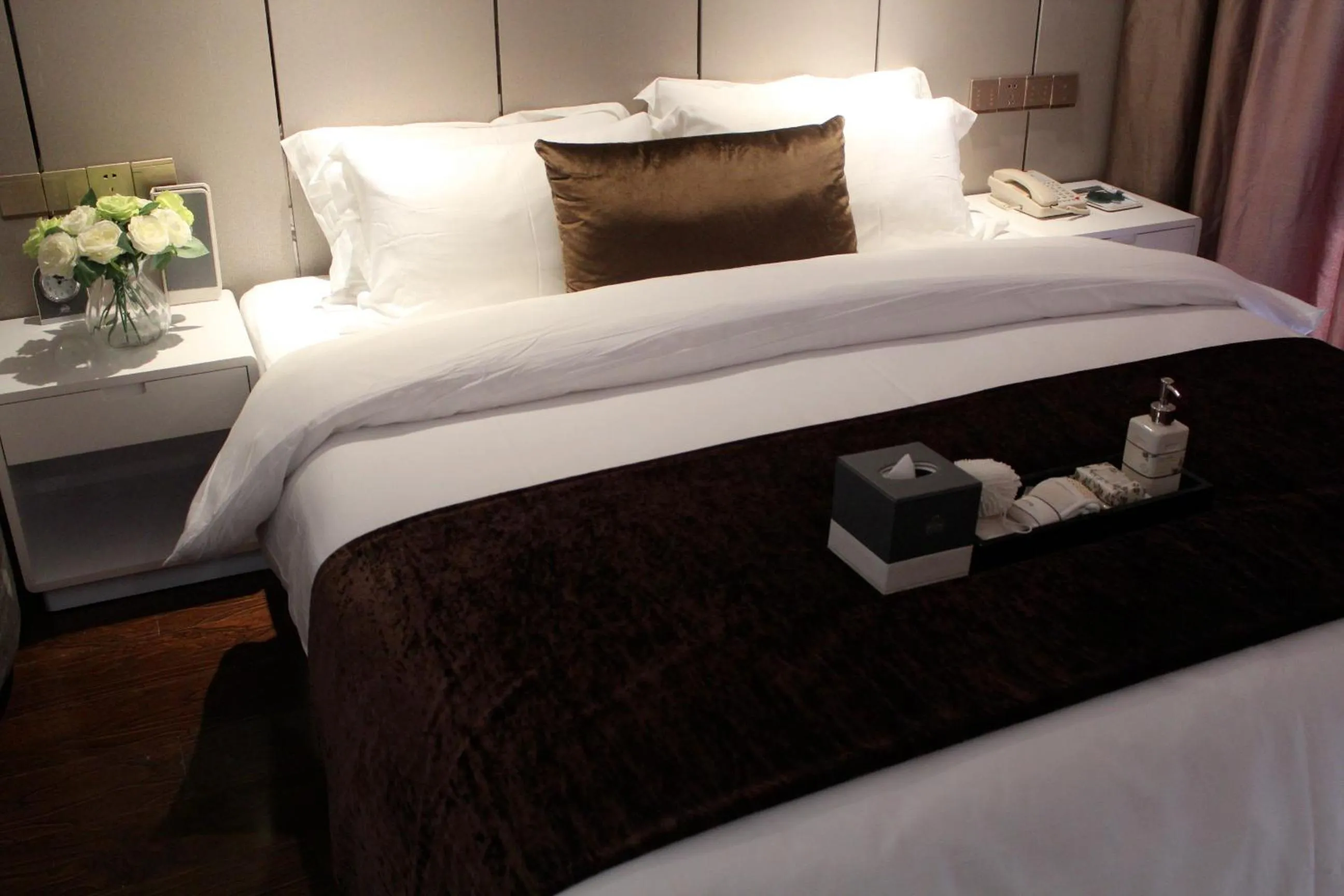 Decorative detail, Bed in Days Inn Business Place Goldwin Yantai