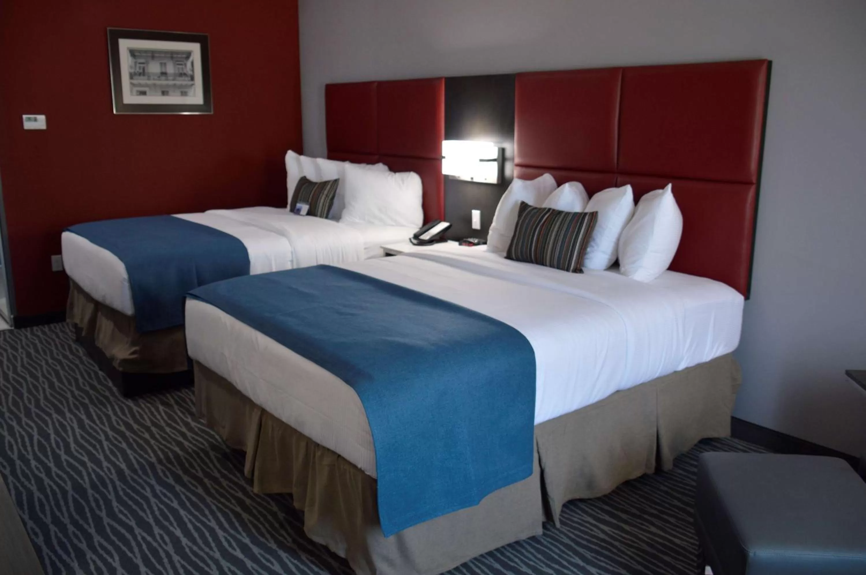 Photo of the whole room, Bed in Best Western Plus Airport Inn & Suites