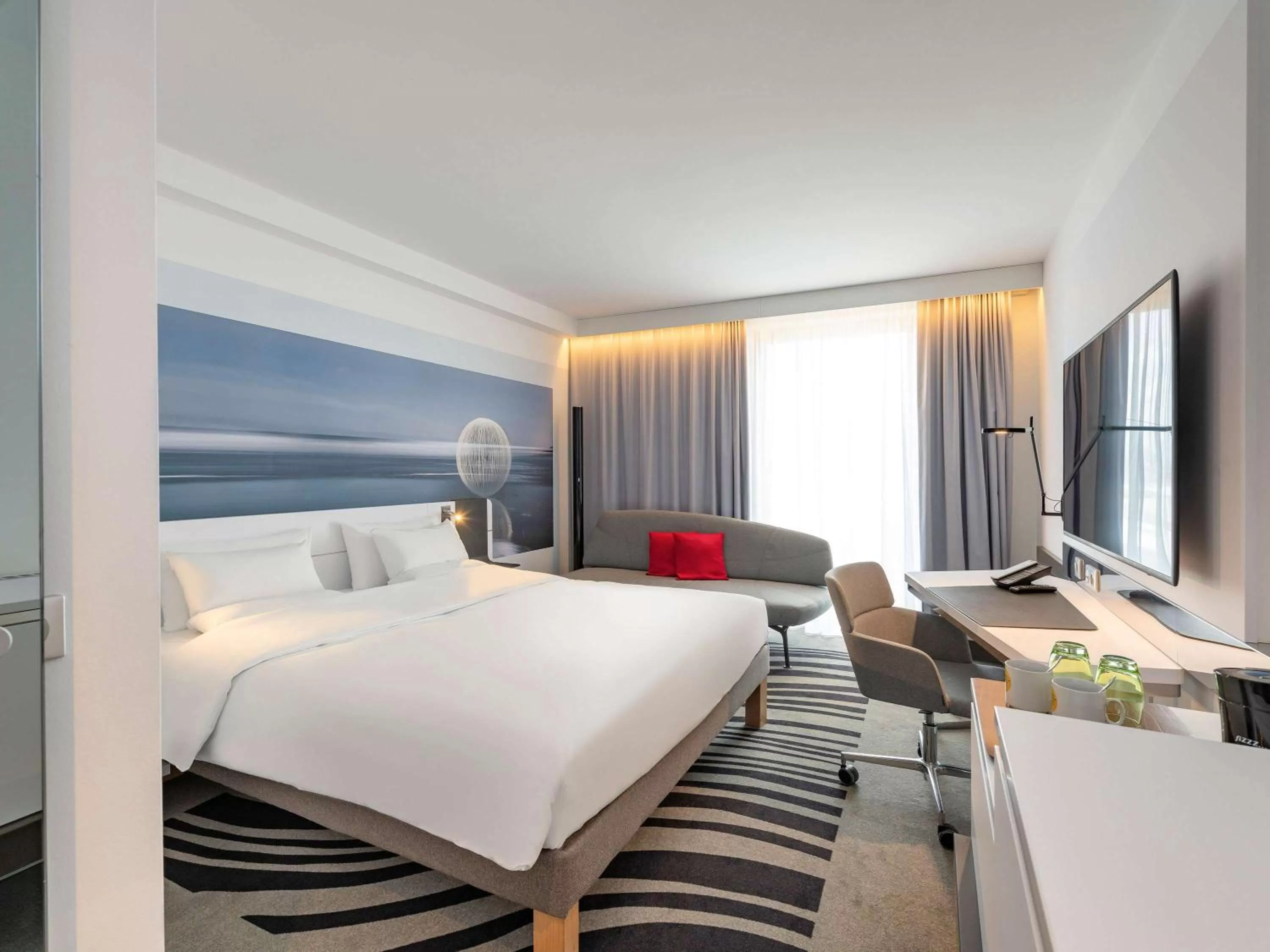 Photo of the whole room, Bed in Novotel Wien Hauptbahnhof