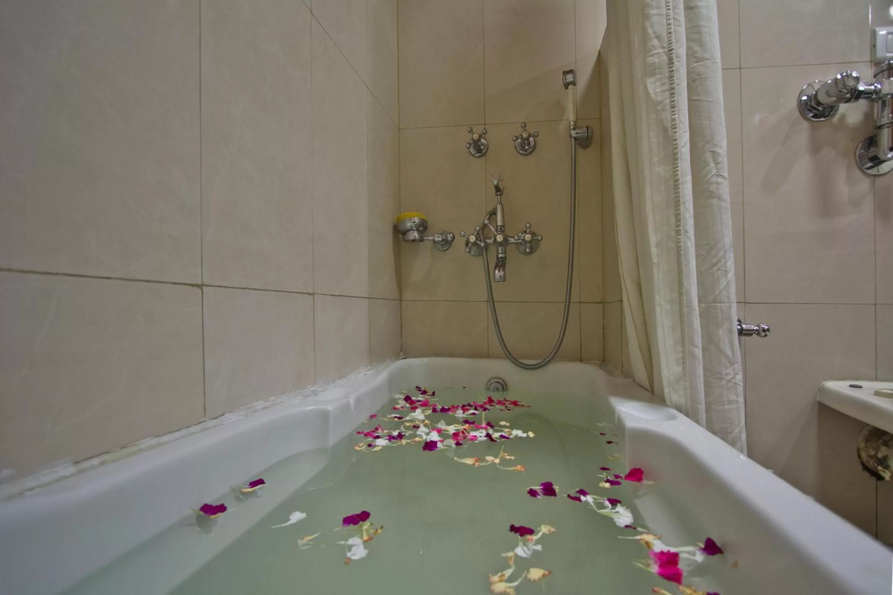 Bathroom in Hotel Broadways Inn