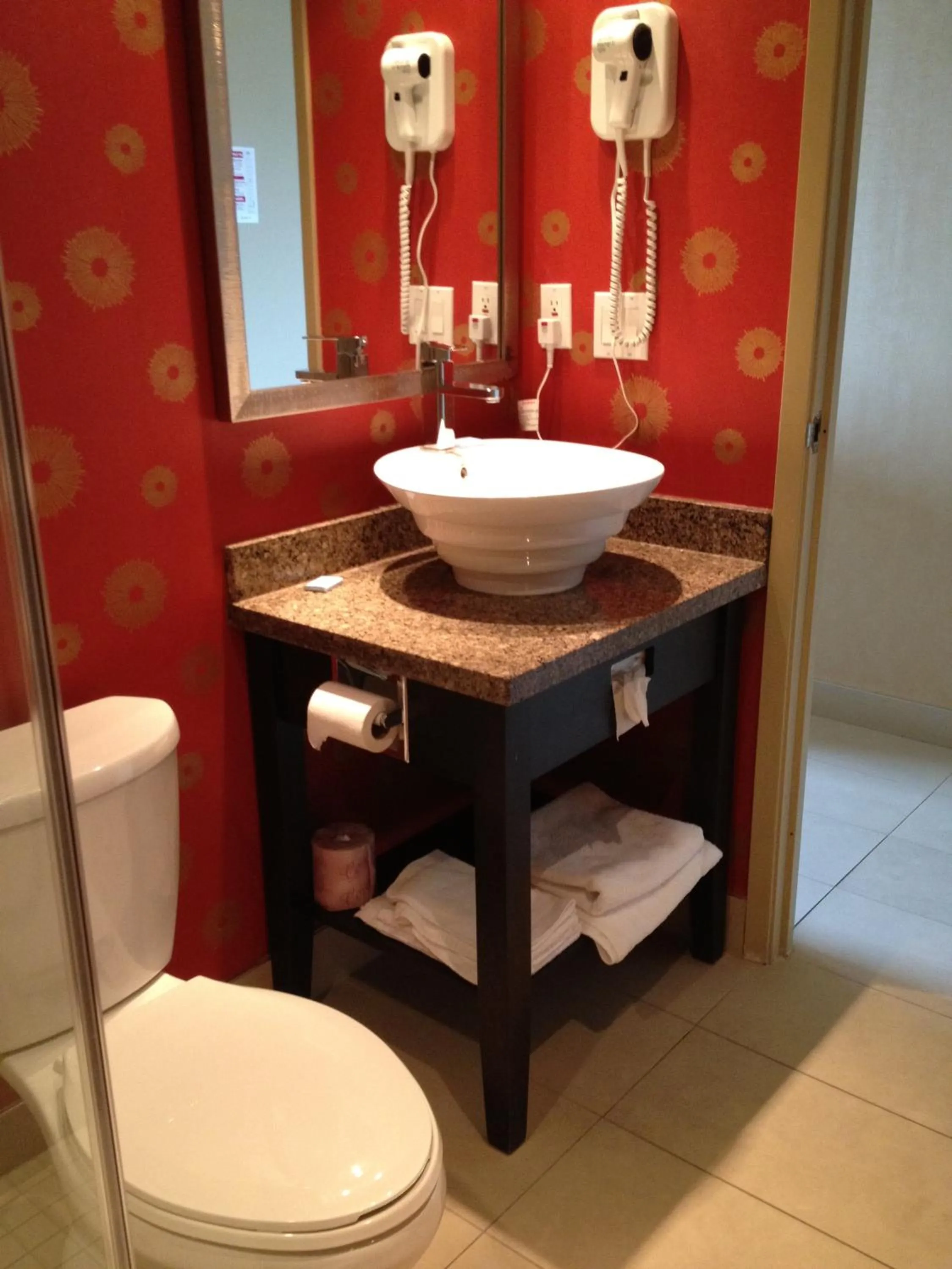 Bathroom in Mississauga Gate Inn