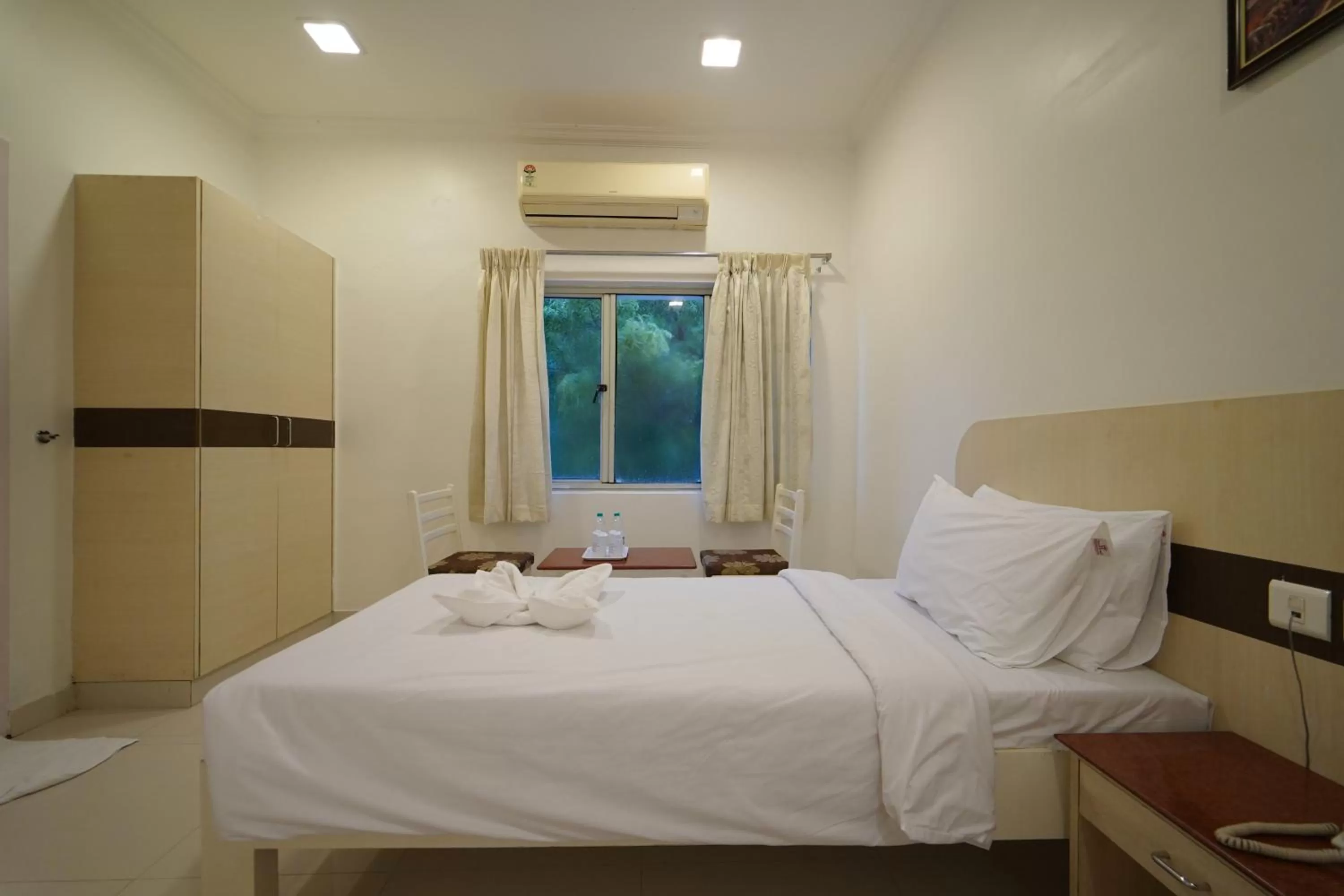 Bedroom, Bed in Hotel Palmyra Grand Inn