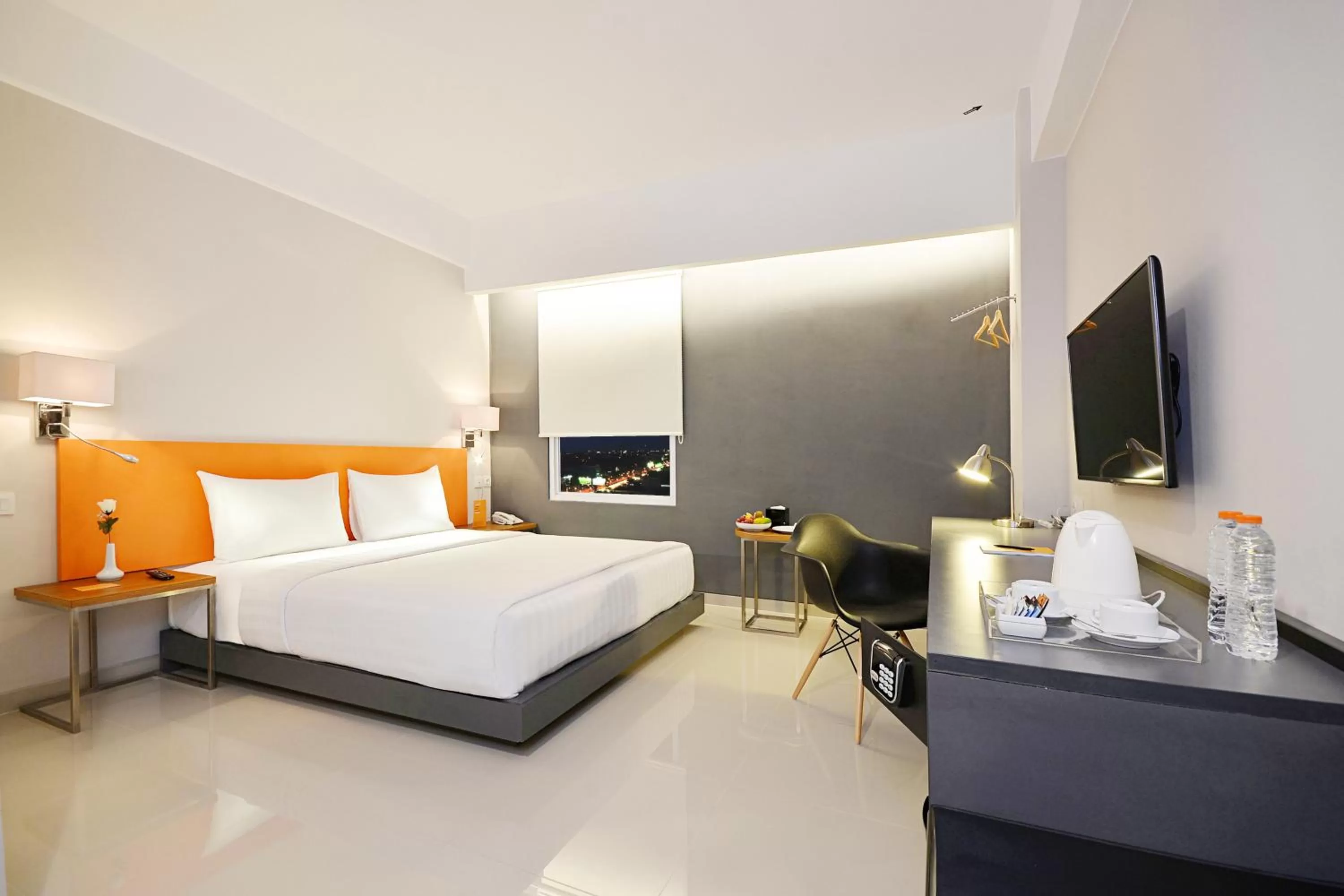 Photo of the whole room, Bed in TreePark Banjarmasin