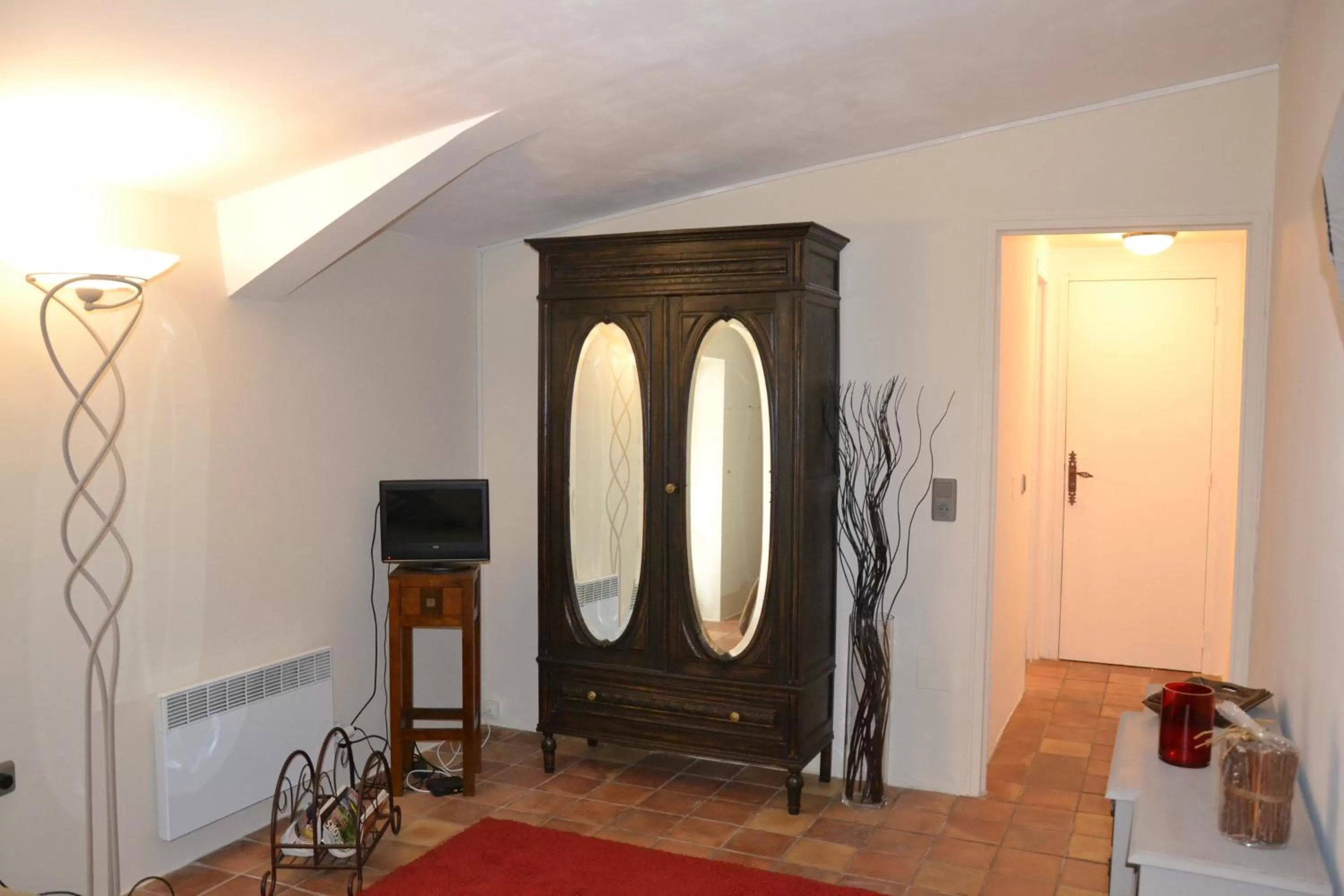 Bedroom, TV/Entertainment Center in Maison Saint Louis avec Jacuzzi