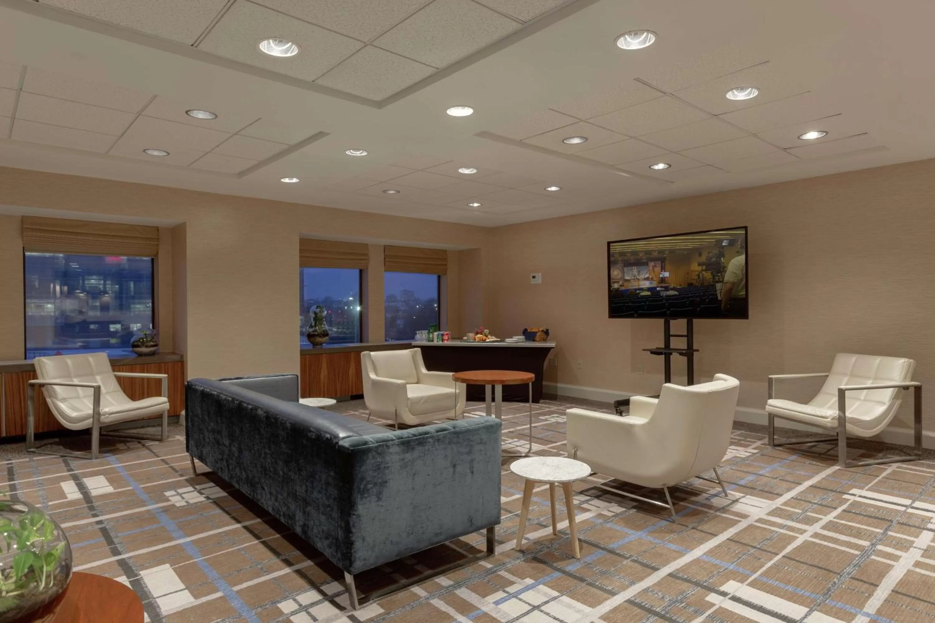 Meeting/conference room in DoubleTree Suites by Hilton Hotel Boston - Cambridge