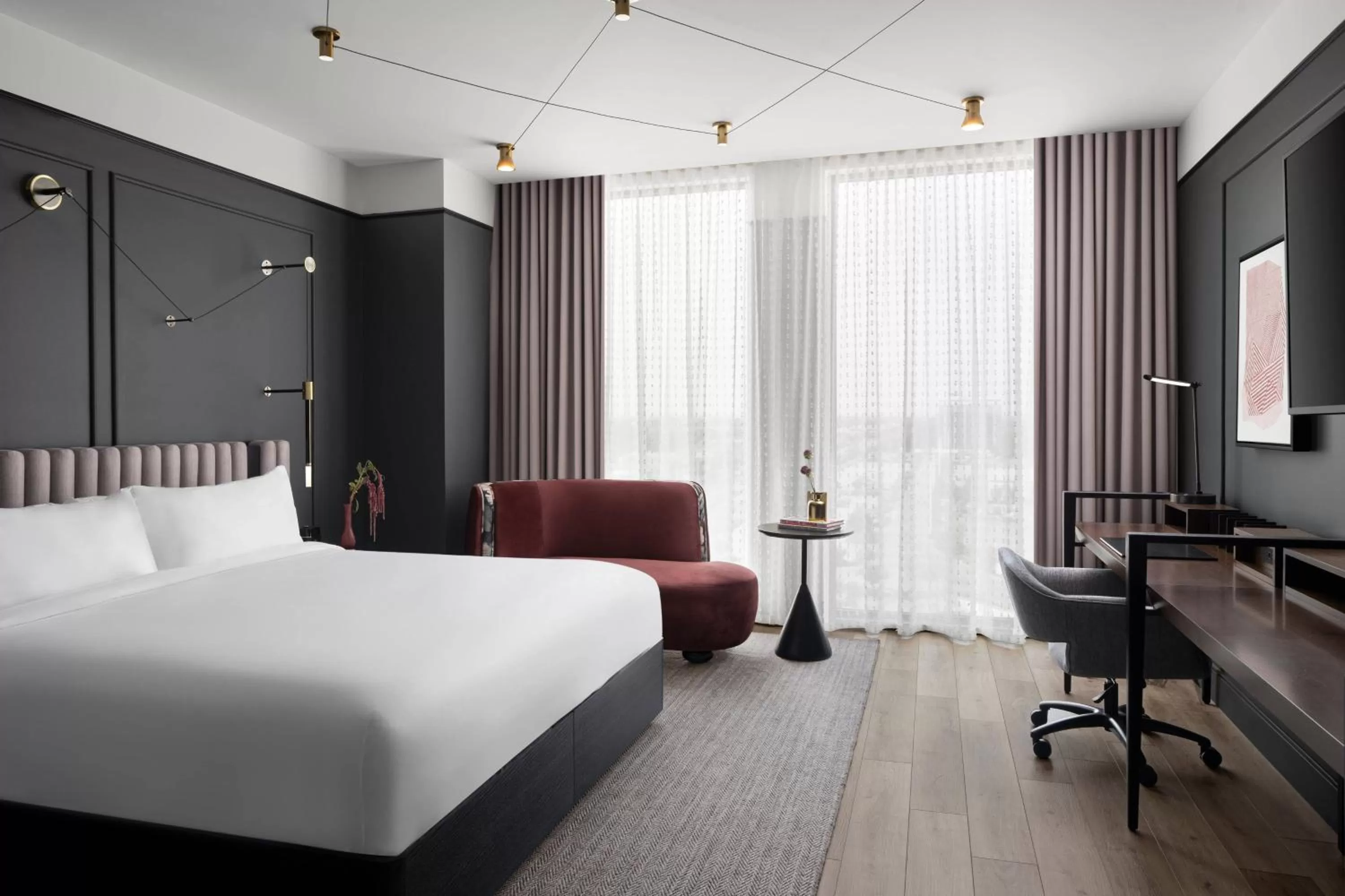 Photo of the whole room, Bed in Renaissance Milwaukee West Hotel