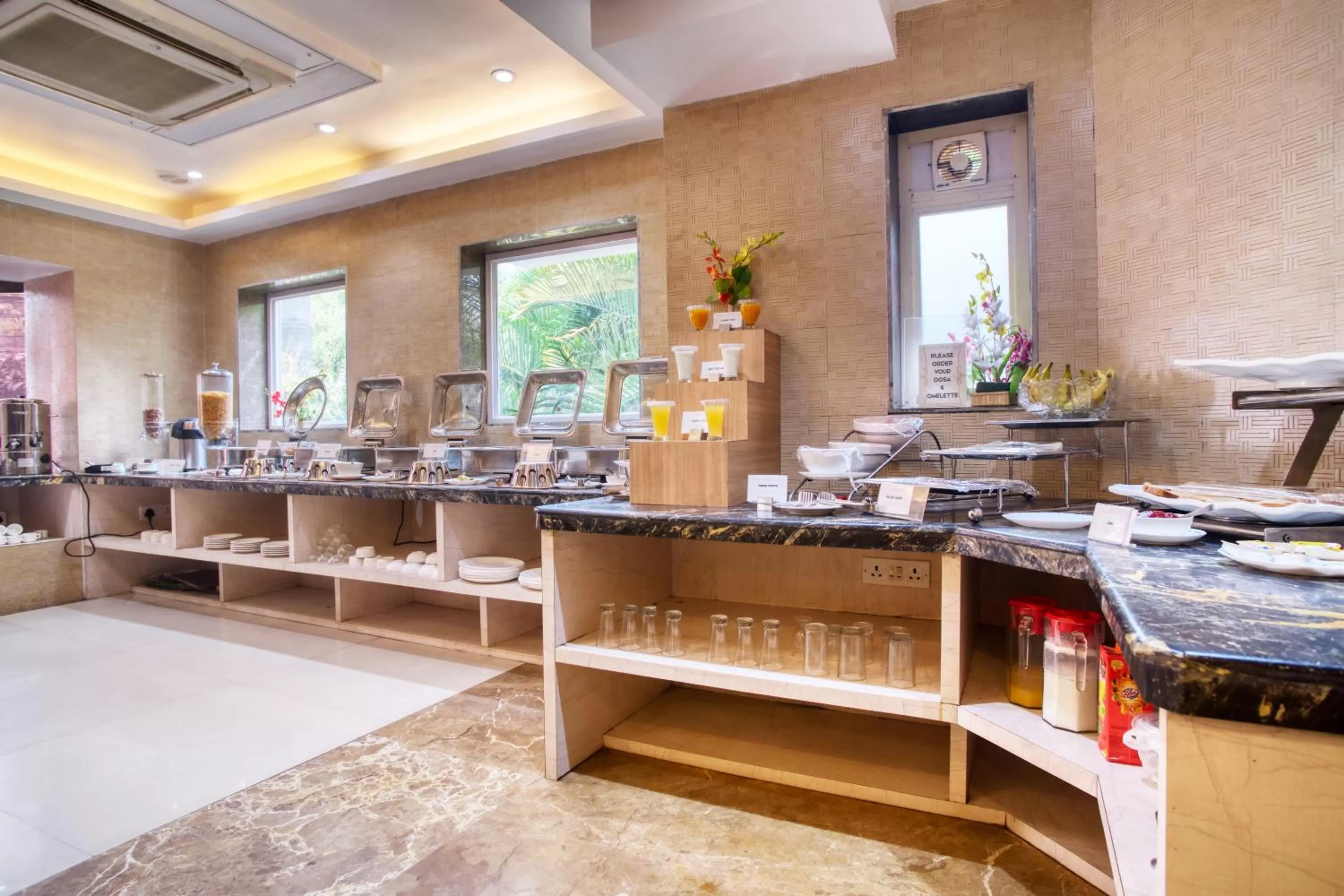 Restaurant/places to eat in Roland Hotel