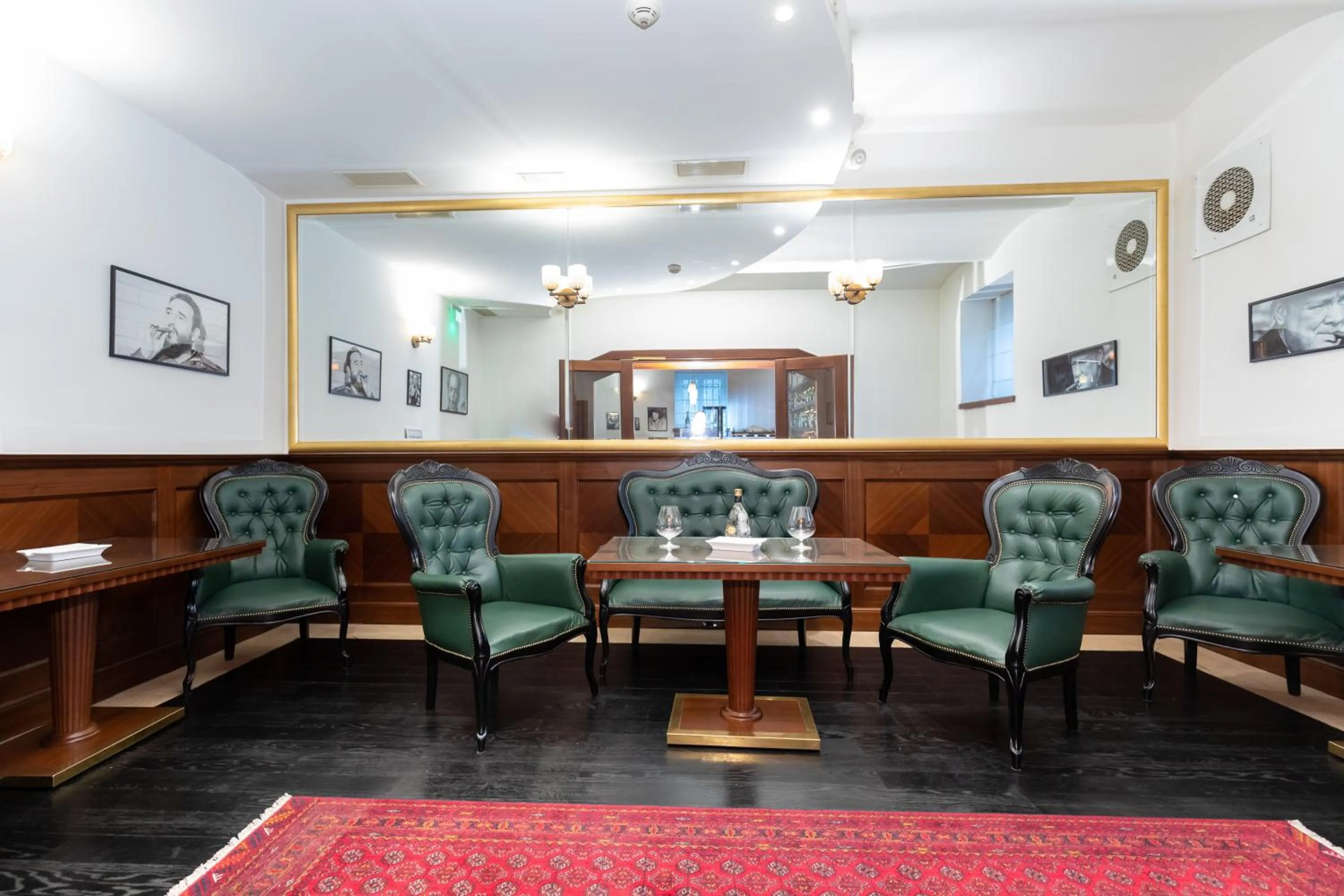 Lounge or bar in Hotel Le Premier