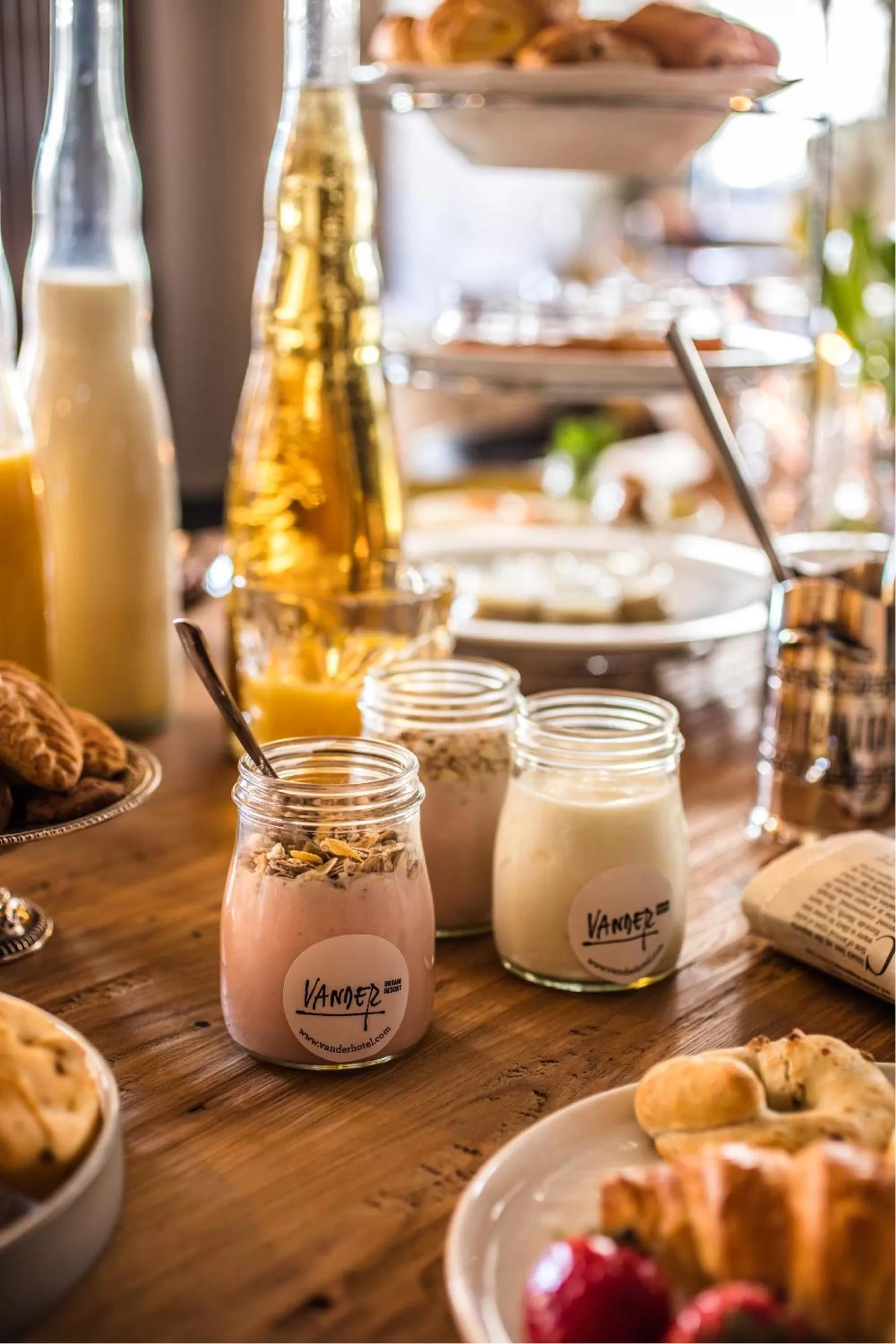 Restaurant/places to eat in Vander Urbani Resort - a Member of Design Hotels