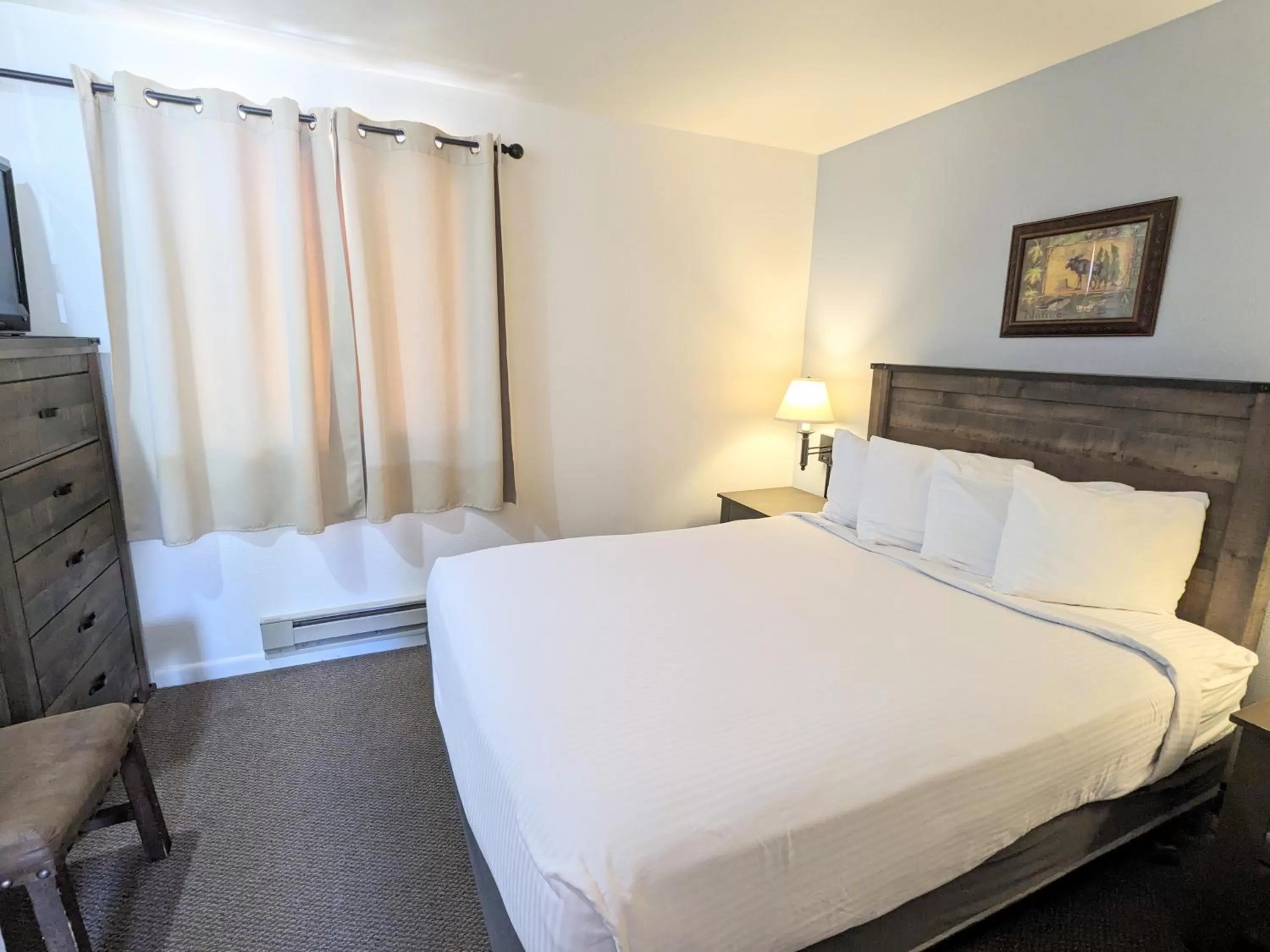 Bedroom, Bed in Western Riviera Lakeside Lodging