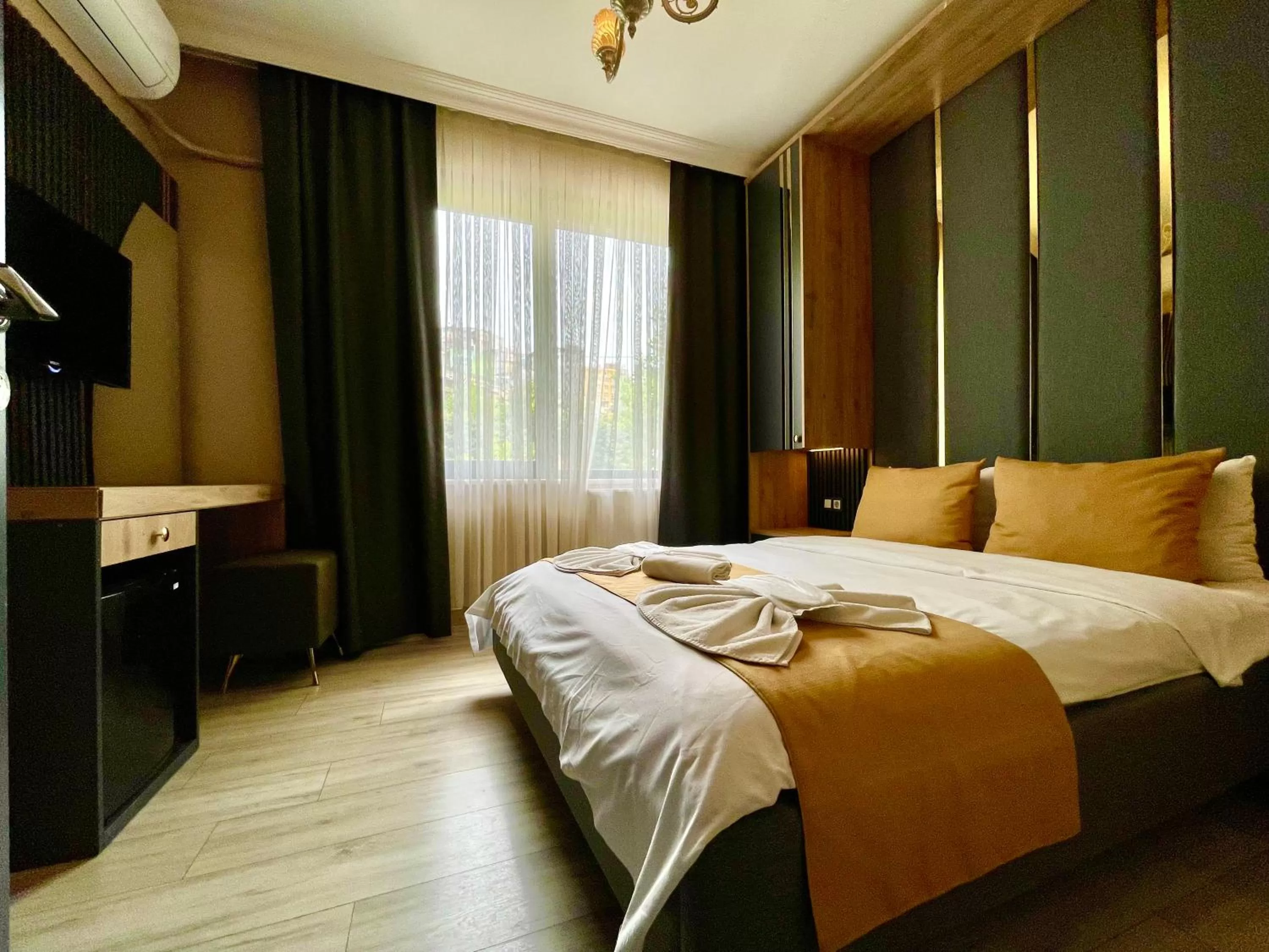 Photo of the whole room, Bed in New Taksim Hotel