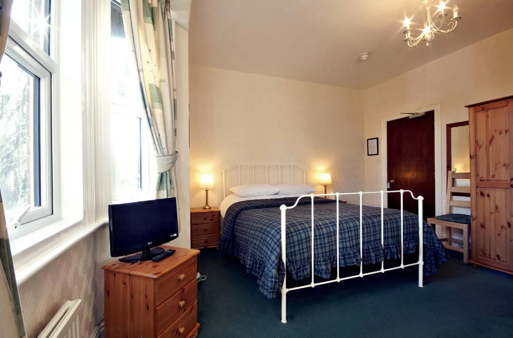 Large Double Room - 5 in St Marys Guest House